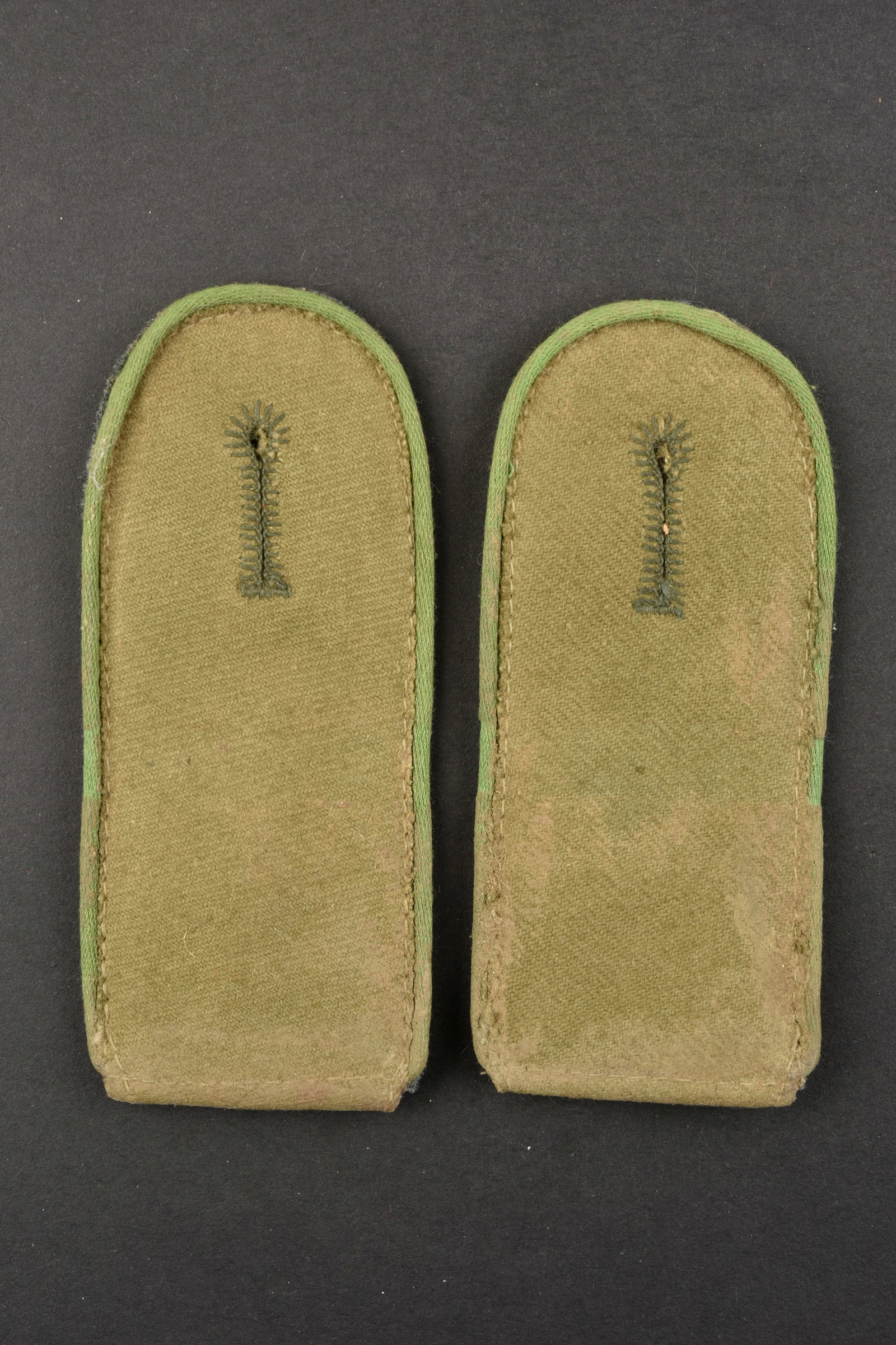Pattes d epaule AK. AK shoulder straps.: Pattes d epaule Afrikakorps. Paire homogene en tissu coton beige, lisere vert clair des Panzergrenadier. Dos des pieces double en drap gris/vert. L authenticite des pieces n est pas garantie. A noter 