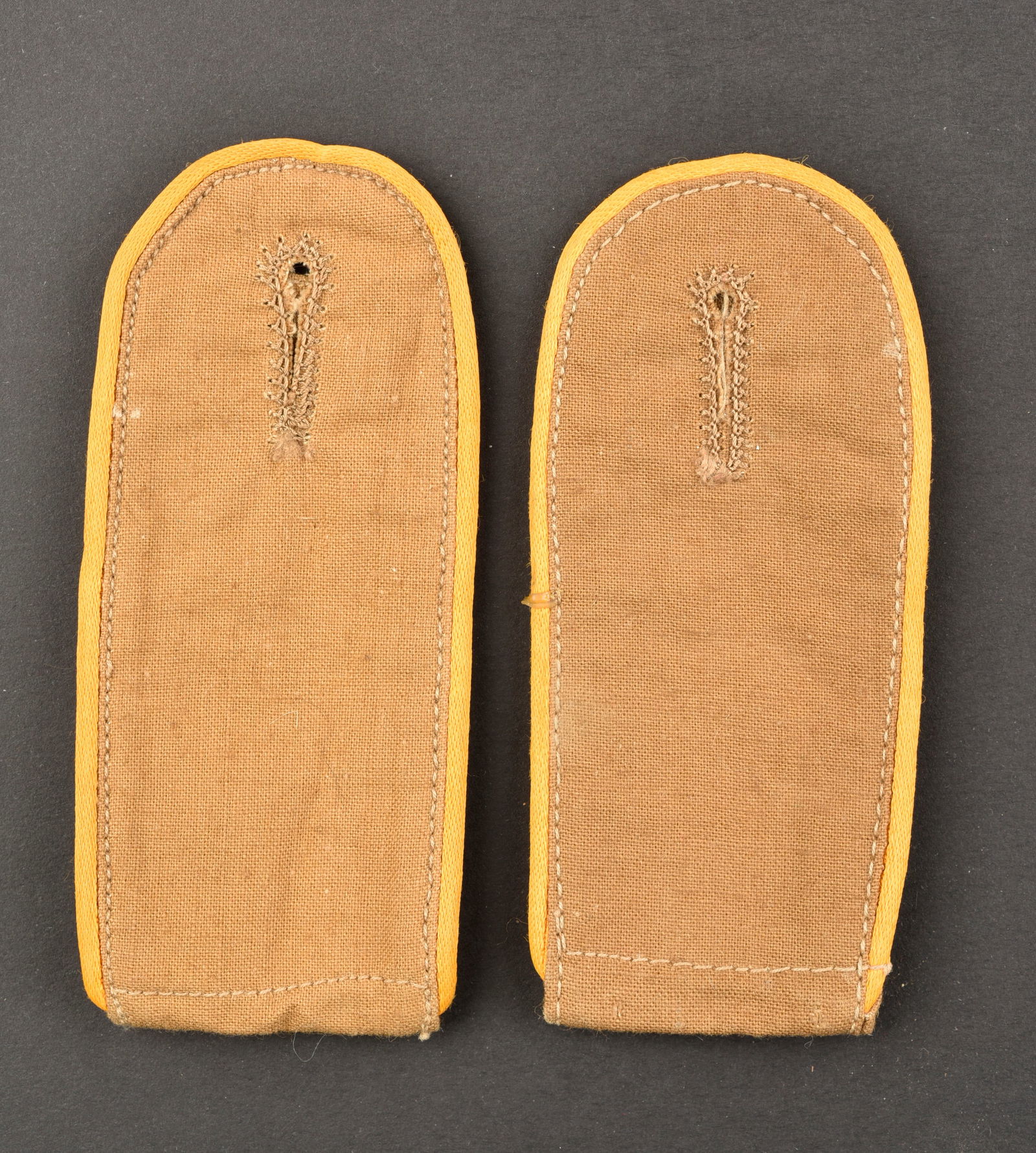 Pattes d epaule AK. AK shoulder straps.: Pattes d epaule Afrikakorps. Paire homogene en tissu coton beige. Lisere jaune d or, des unites de cavalerie. A noter une certaine usure et patine des pieces, ainsi que quelques ta ches. Etat II+. Afr
