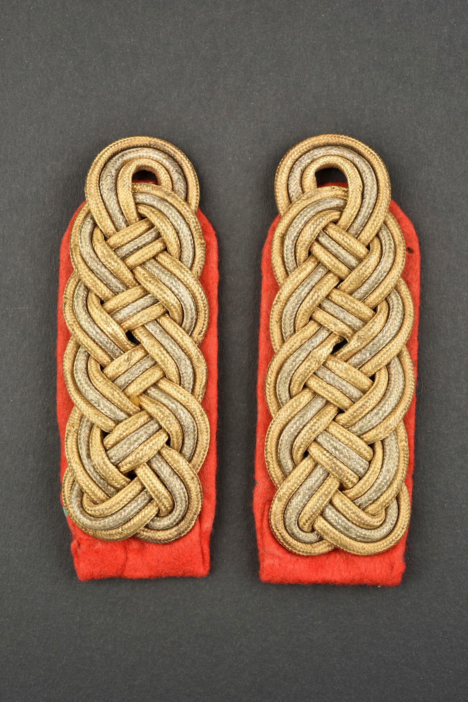 Pattes d epaule General allemand. Shoulder straps German General.: Pattes d epaule de General major de la Heer. Tressage or et argent. Paire homogene. Support en drap rouge, comportant quelques traces de mite. A noter une certaine usure et patine des pieces. Etat II+