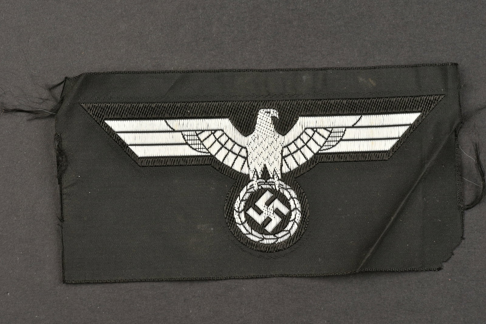 Aigle de poitrine Panzer. Panzer breast eagle.: Aigle de poitrine Panzer. Modele jamais monte. Type Bevo. A noter une legere usure et patine de la piece. Les bordures sont partiellement effilochees. Etat I-. Panzer chest eagle. Model never mounted.