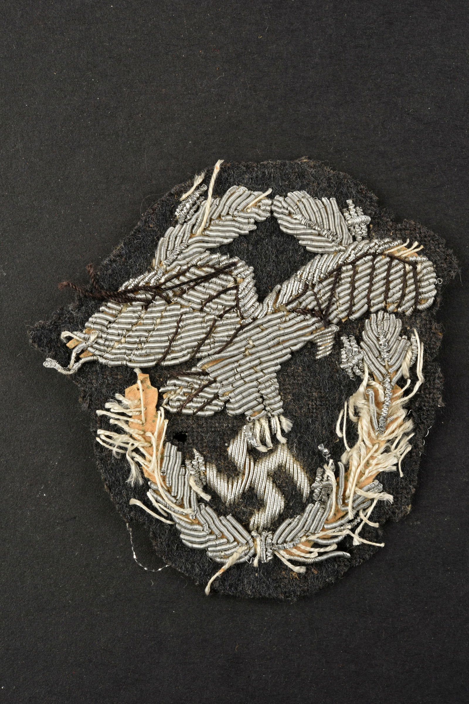 Insigne d observateur. Observer badge.: Insigne d observateur. Badge tissu pour observateur, modele brode sur fond gris bleu. Une partie de la cannetille est partie. A noter une certaine usure et patine de la piece. Etat II+. Observer badge