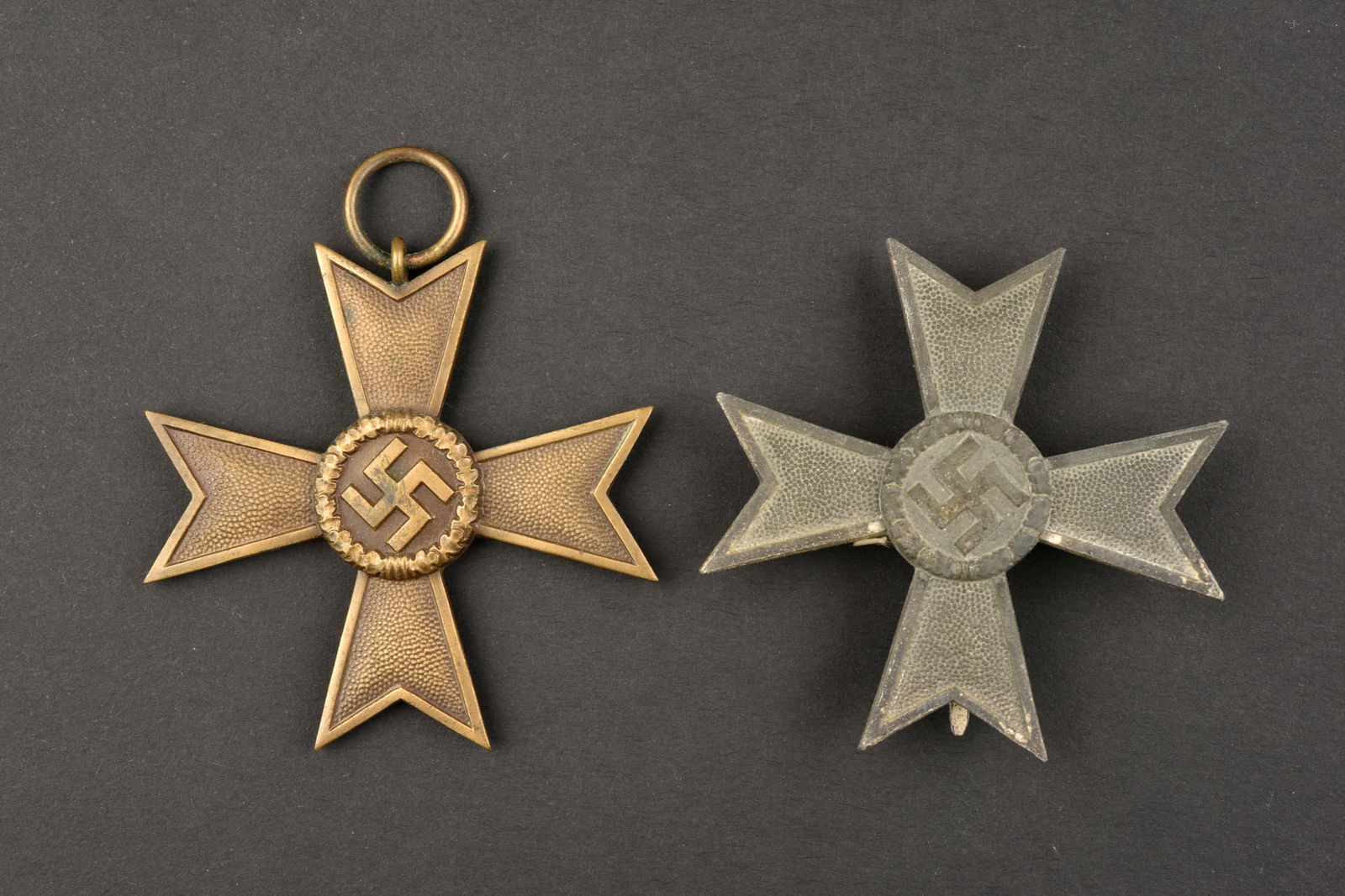 KVK.: KVK. Deux modeles de KVK, dont un sans ruban. Sans marquages visibles. Traces de scotch au dos. A noter une certaine usure et patine des pieces. Etat II+. KVK. Two models of KVK, one without ribbon. N