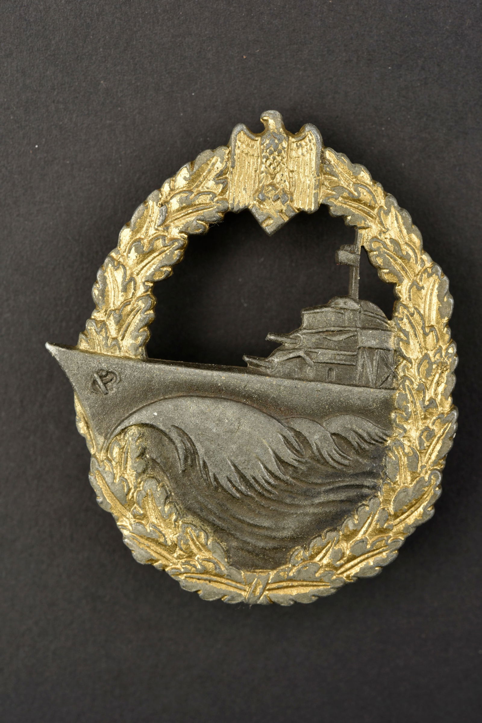Insigne de guerre destroyer. Destroyer war badge.: Insigne de guerre destroyer. Zerstorer Kriegsabzeichen. Dorure a 60%. Fabrication Sohni Heubach et Co Oberstein. Attache complete. A noter une certaine usure et patine de la piece. Etat II+. Destroyer