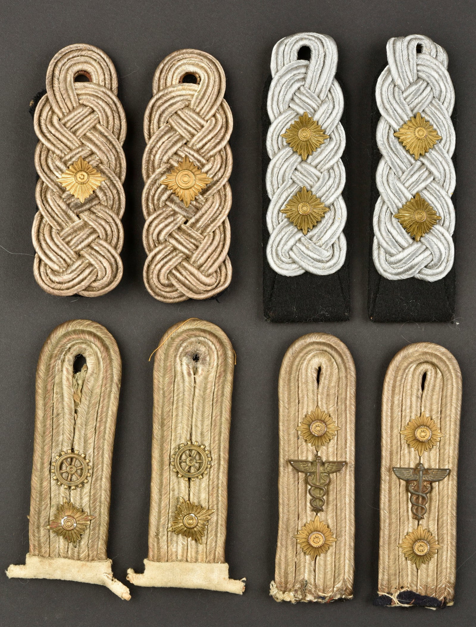 Pattes d epaule Kriegsmarine. Kriegsmarine shoulder straps.: Pattes d epaule Kriegsmarine. Comprenant une paire homogene de patte d epaule de Kapita n zur See, couleur argent sur fond en drap noir, deux clous de grade or. Une paire homogene de pattes d epaule d