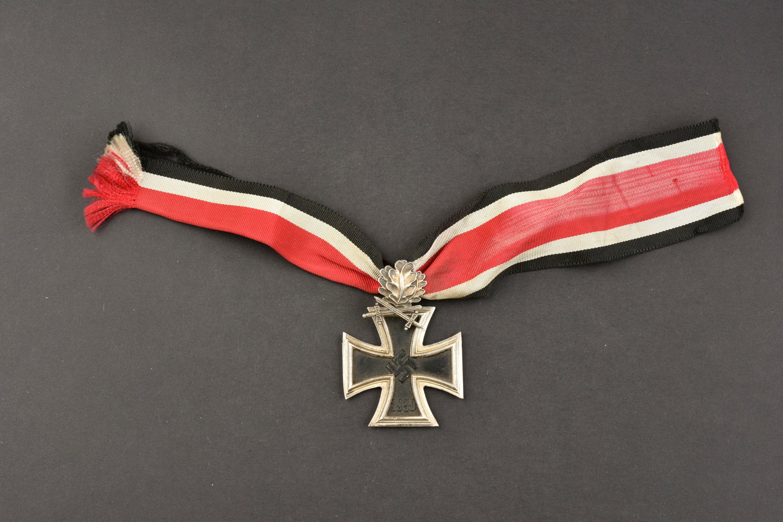 Reproduction Ritterkreuz. Copy Ritterkreuz.: Reproduction de la Ritterkreuz avec feuilles de chene et glaive. Belle reproduction avec ruban. A noter une certaine usure et patine des pieces. Etat II+. Reproduction of the Ritterkreuz with oak leav