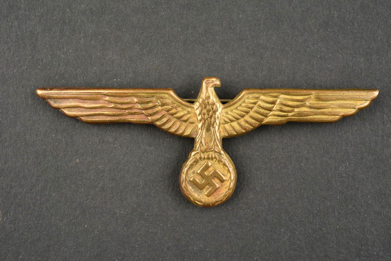 Aigle de poitrine Kriegsmarine. Kriegsmarine breast eagle.: Aigle de poitrine Kriegsmarine. Modele en metal, couleur or a 90%. Attaches completes, sans marquages visibles. A noter une certaine usure et patine de la piece. Etat II+. Kriegsmarine chest eagle. Me