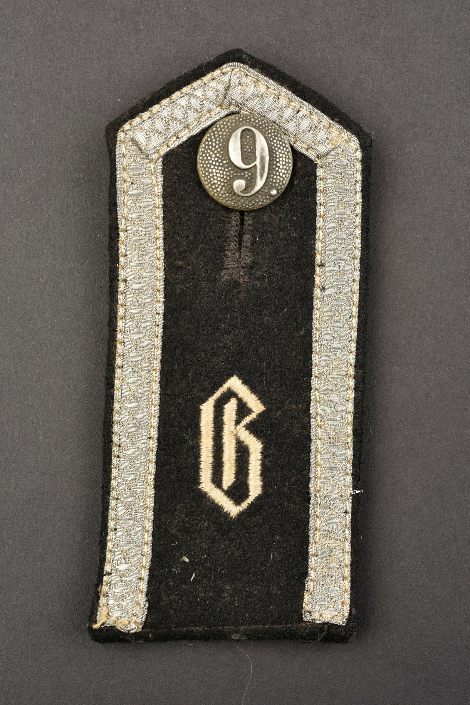 Patte d epaule Germania. Germania shoulder strap.: Patte d epaule Germania. Epaulette d infanterie du second type pour un SS Unterscharfuhrer du regiment Germania du SS Verfugungsdivision, future 2 SS Panzer Division Das Reich. G tisse machine. Bouton
