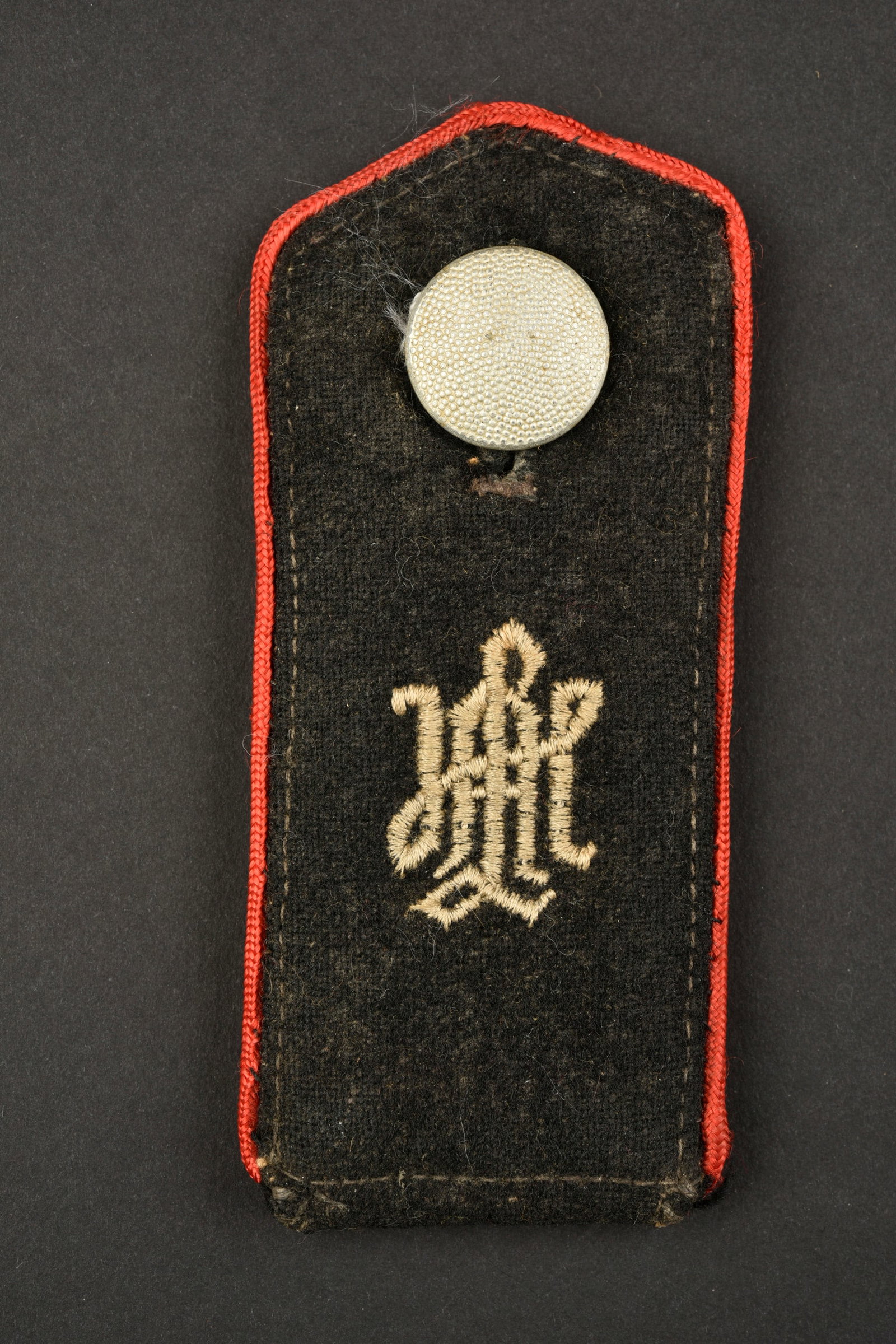 Patte d epaule LAH. LAH shoulder strap.: Patte d epaule Leibstandarte SS Adolf Hitler. En coton avec monogramme tisse machine LAH, pour un SS Mann d une unite de l artillerie de la 1 SS Panzer Division Leibstandarte Adolf Hitler. A noter une