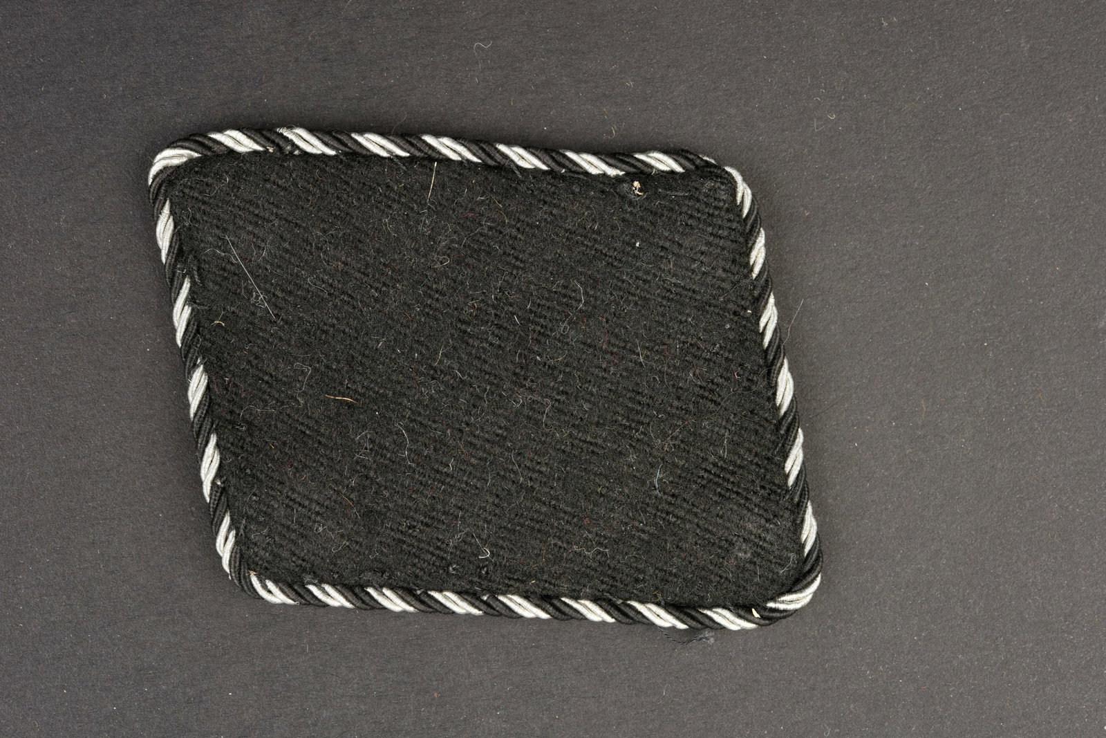 Patte de col SS. SS collar tabs.: Patte de col de l Allgemeine SS. En drap noir, lisere tresse argent noir. Modele pour un SS Mann. A noter une certaine usure et patine de la piece. Etat II+. Collar tab of the Allgemeine SS. In black 