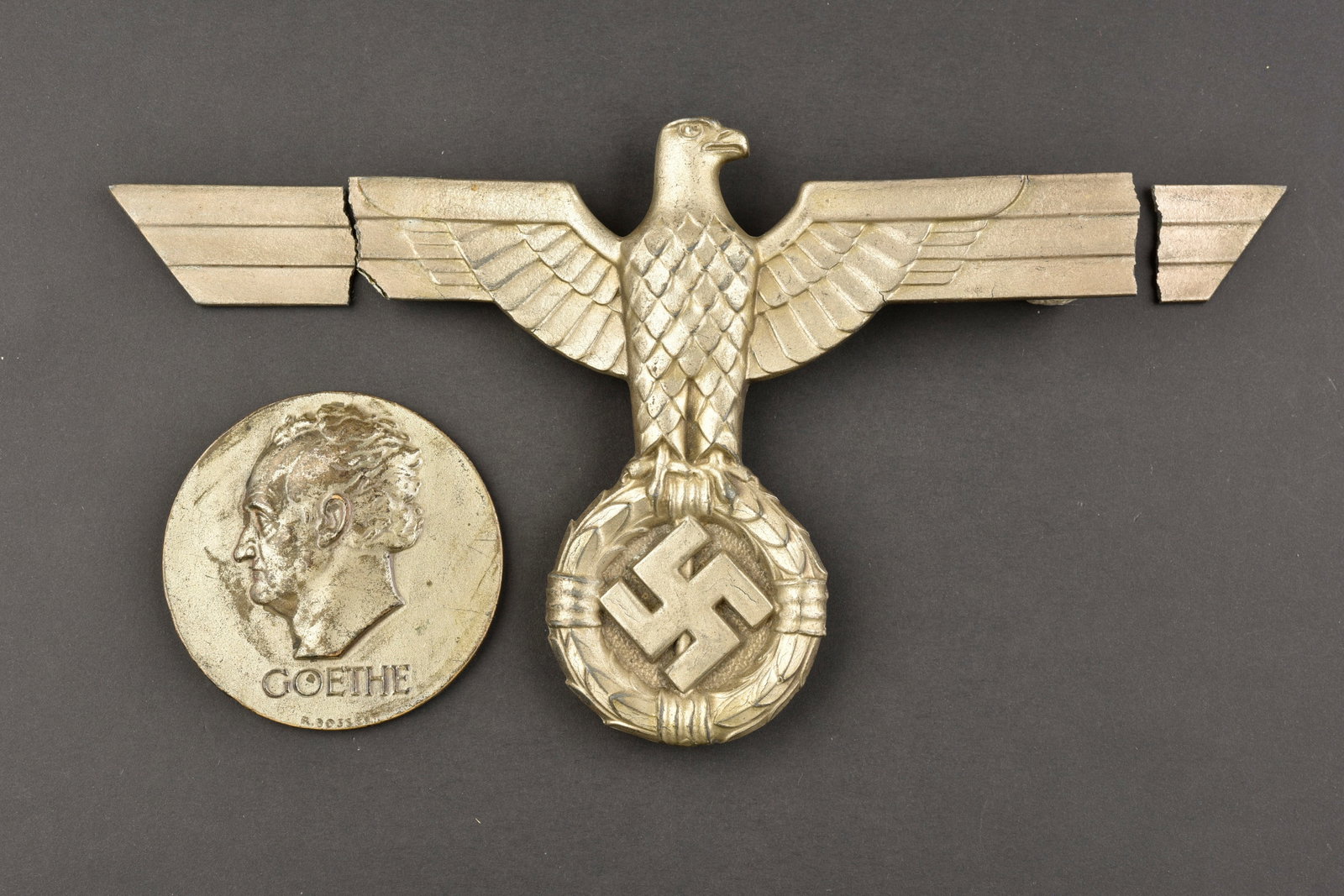 Prix et trophees. Prizes and trophies.: Prix et trophees allemand. Comprenant un aigle avec svastika en metal utilite pour un trophee decoratif de table, les extremites des ailes sont cassees, et le socle est manquant. Un prix honorifique d