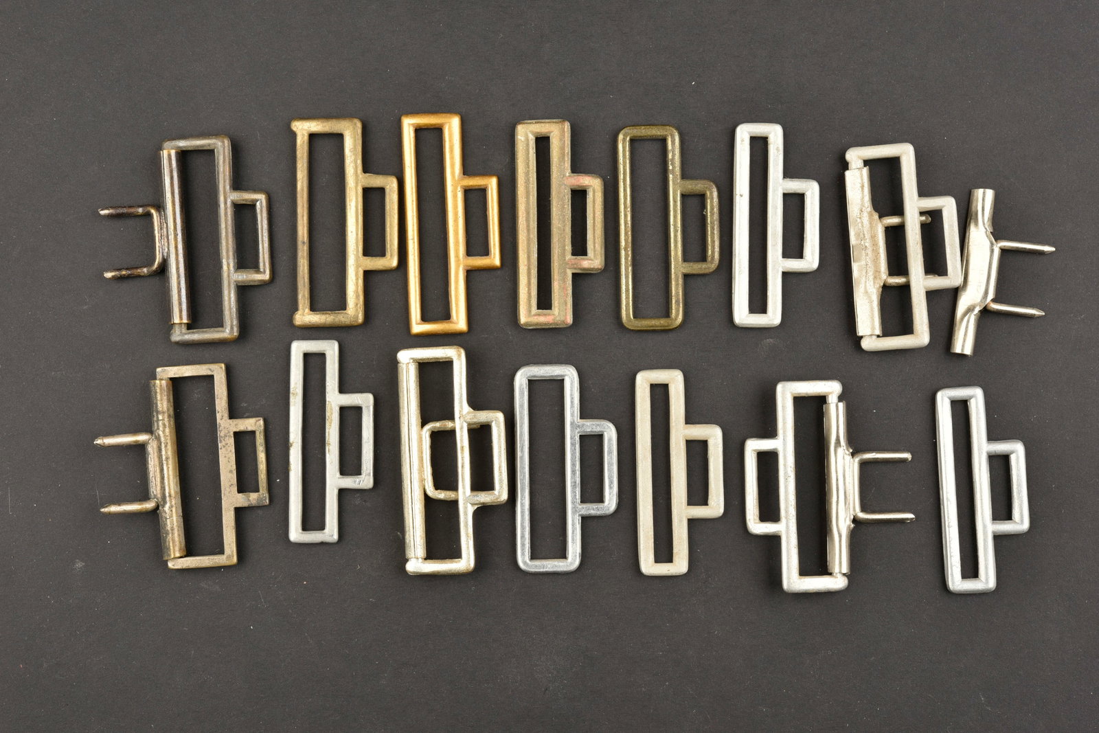 Pieces detachees pour boucle de ceinturon. Spare parts for belt buckle.: Pieces detachees pour boucles de ceinturon. Quinze pieces. Divers modeles. Sans marquages visibles. A noter une certaine usure et patine des pieces. Etat II+. Spare parts for belt buckles. Fifteen pie