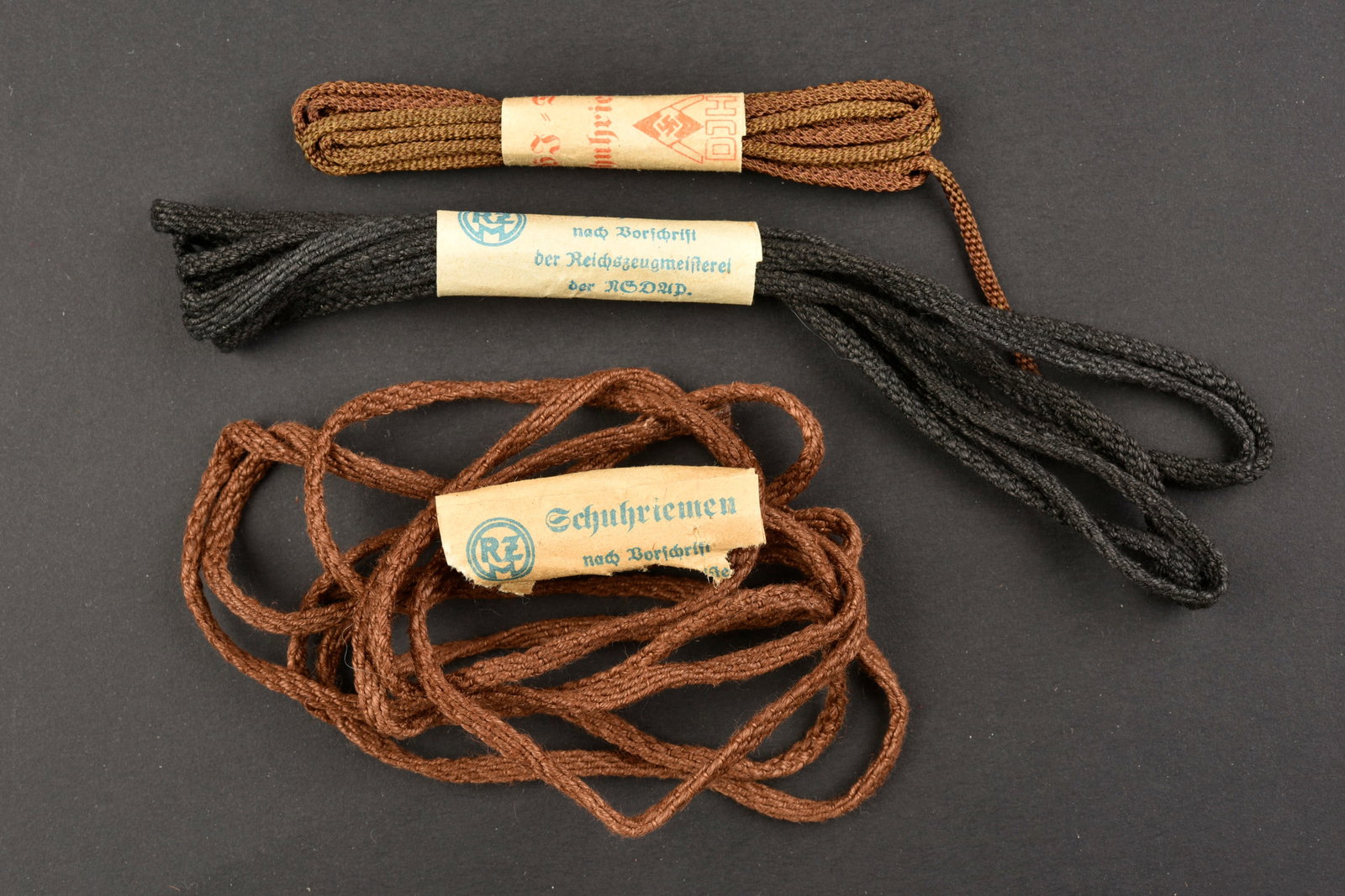 Lacets de chaussure. Shoe laces.: Lacets de chaussure. Comprenant une paire homogene de lacets noirs, etiquette RZM numero 14587. Une paire homogene de lacet avec etiquette HJ DJ. Une paire homogene de lacet, l etiquette est presente 