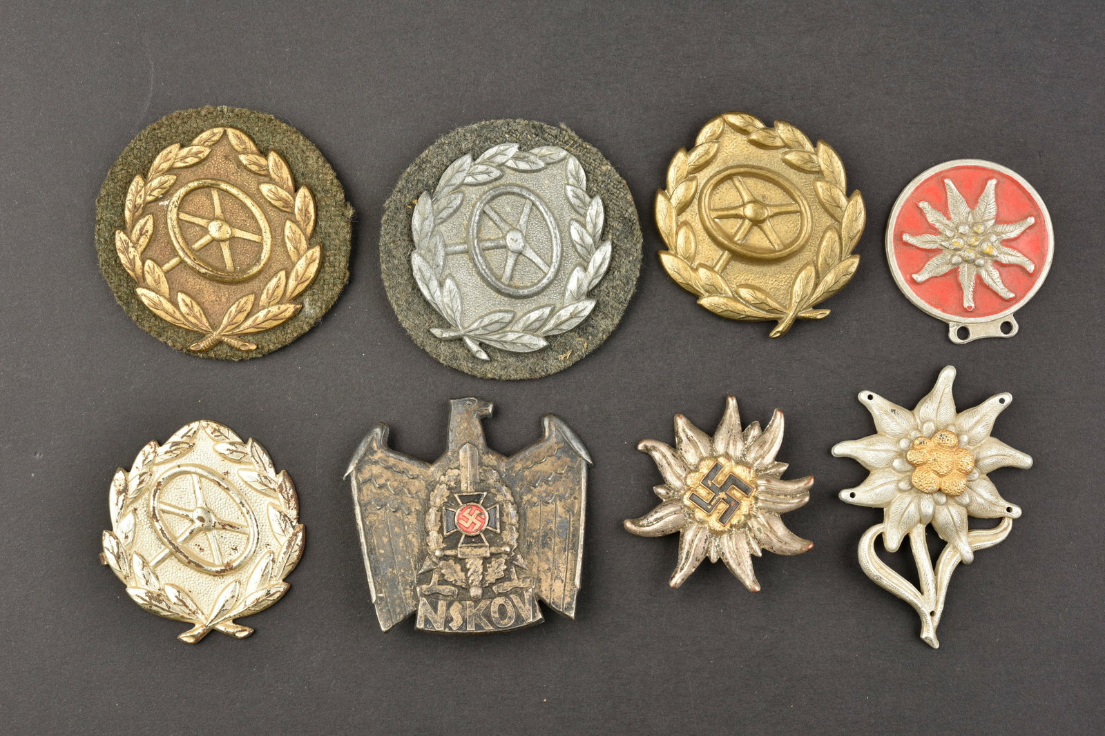 Insignes allemand divers. German insignia.: Insignes allemand divers. Comprenant quatre insignes de specialite de conducteurs, divers modeles, certains sont complets, d autres ne disposent pas de patte de fixation ni de contre plaque. Un edelwe
