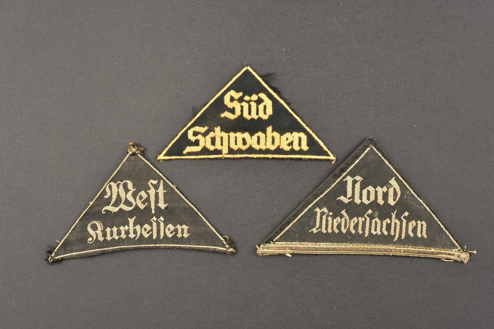 Triangles de bras BDM. BDM arm triangles.: Triangles de bras BDM. Comprenant un triangle de bras, brode blanc sur fond noir, marque Nord Niedersachsen, galon de tradition argent present. Un triangle de bras, brode blanc sur fond noir, marque W