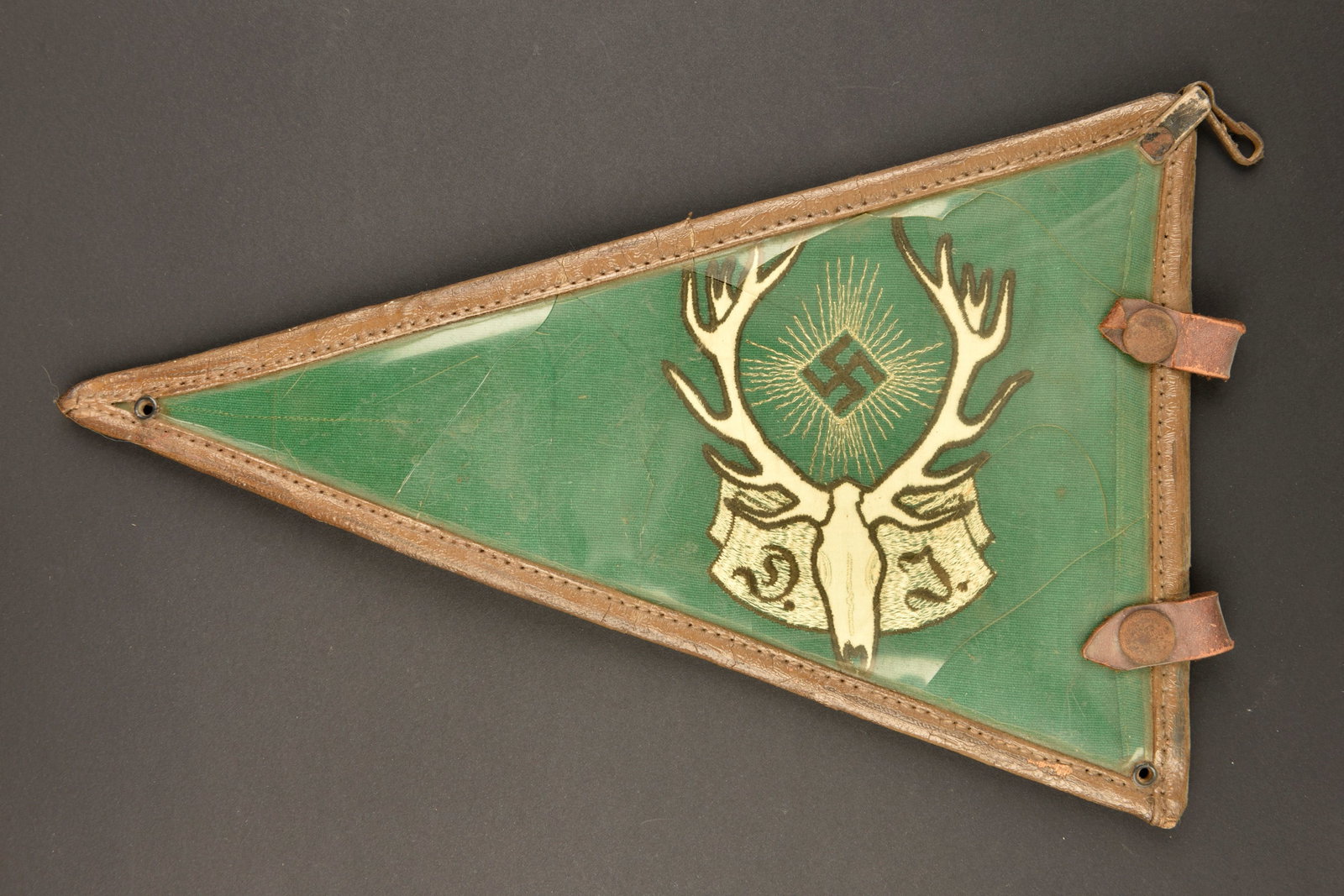 Fanion de voiture des chasseurs du Reich. Car pennant of the Reich Hunters.: Fanion de voiture de l association des chasseurs du Reich. En tissu coton vert, bel insigne brode DJ. Sous mica. Housse en cuir marron, fortement use. Mica present mais casse par endroit et repare par