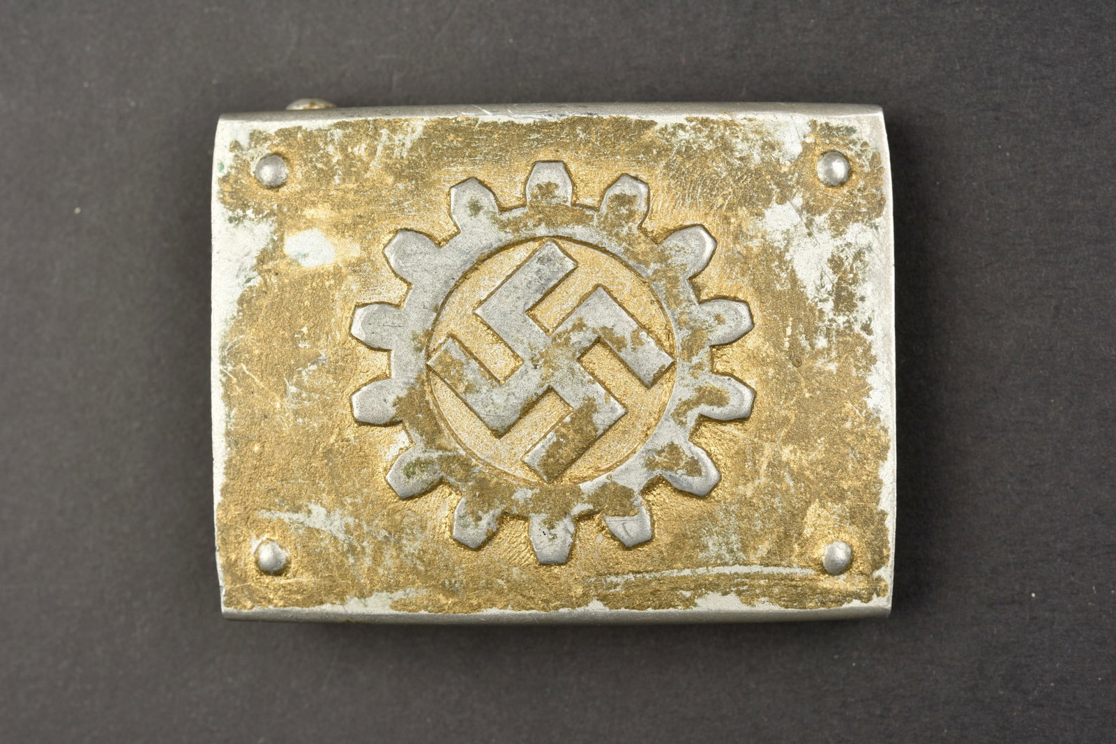 Boucle de ceinturon DAF. DAF Belt Buckle.: Boucle de ceinturon du DAF. En aluminium. Beaux decors en relief. Couleur or partiellement partie. Boucle a deux ardillons complete. Sans marquages visibles. A noter une certaine usure et patine de la