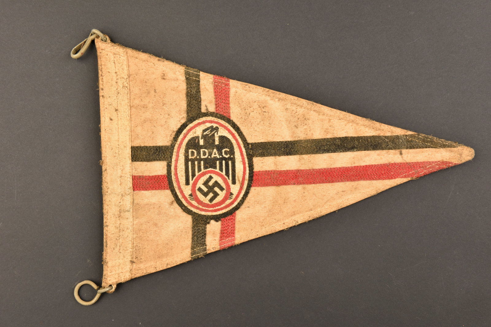 Fanion DDAC. DDAC flag.: Fanion DDAC. En tissu coton blanc, liseres noir et rouge. Insigne DDAC tisse et rapporte. Forme triangulaire. Le systeme de fixation est present. Mousqueton fonctionnel. Biface. A noter une certaine u