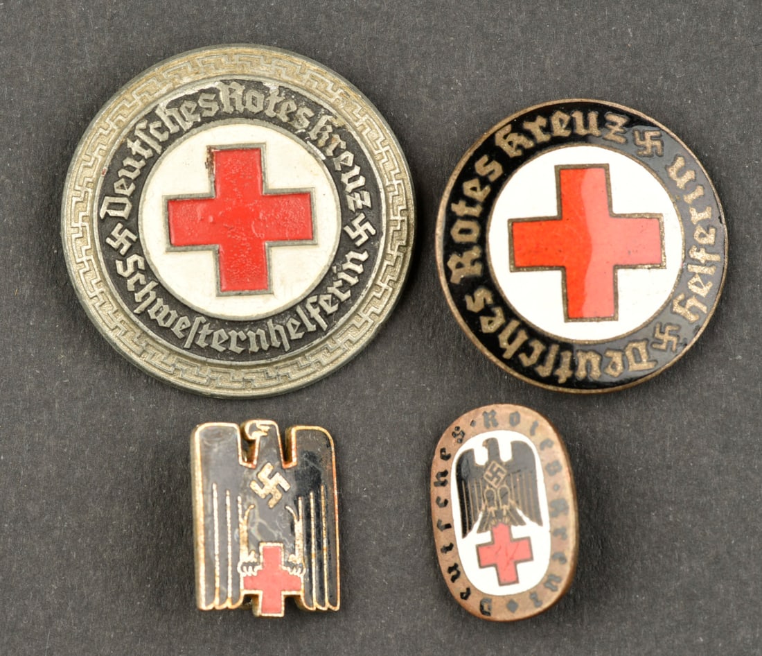 Insignes DRK. DRK insignia.: Insignes DRK. Comprenant un insigne en metal emaille, attache complete, fabrication ELM Ges Gesch. Une broche en metal peint, marquee Deutsches Rotes Kreuz Schwesternhelferin, attache complete, marqua
