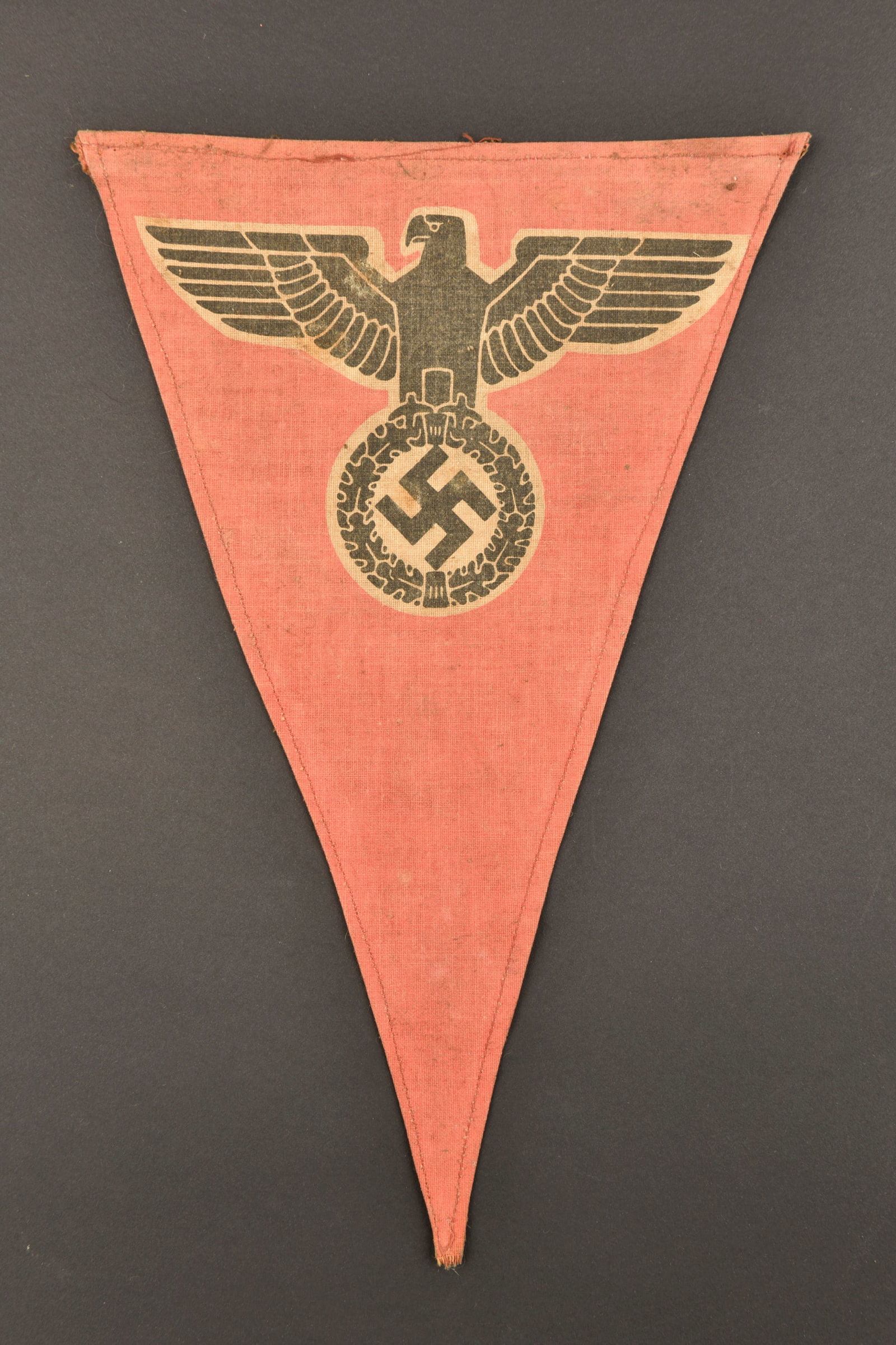 Fanion allemand. German pennant.: Fanion allemand. Forme triangulaire. En tissu coton rouge. Aigle allemand imprime. Mono face. Dimensions 18,5 x 28 cm. A noter une certaine usure et patine de la piece, ainsi que de nombreuses taches.