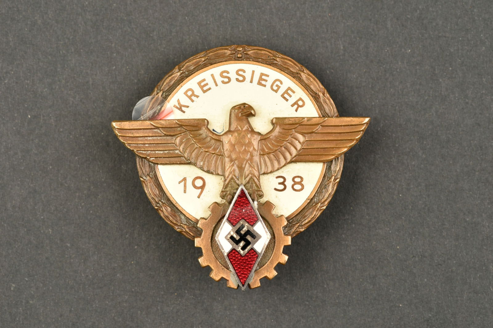 Kreissieger.: Kriessieger. En metal emaille. Beau marquages Kreissieger 1939. Attache incomplete. Fabrication G Brehmer Markneukirchen. A noter une certaine usure et patine de la piece. Etat II+. Kriessieger. Ename