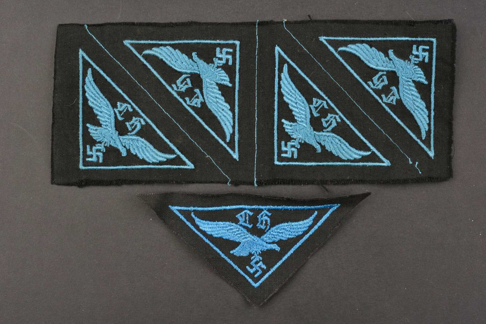 Insignes HJ LW. HJ Luftwaffe insignia.: Insignes de volontaire Hitlerjugend dans la Luftwaffe. Comprenant 4 insignes brodes sur fond noir, jamais monte, ni decoupes. Un triangle de volontaire Hitlerjugend dans la Luftwaffe, brode sur fond n
