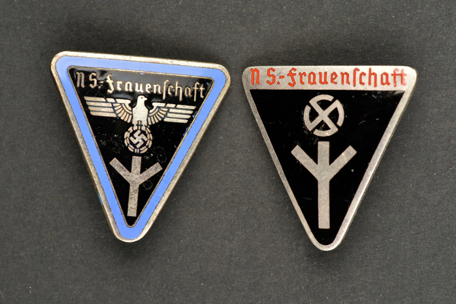 Insignes NS Frauenschaft. NSF insignia.: Insignes NS Frauenschaft. Comprenant un insigne en metal emaille, marque NS Frauenschaft, attache complete, fabrication RZM M1/34, correspondant au fabricant Karl Wurster Markneukirchen. Un insigne en