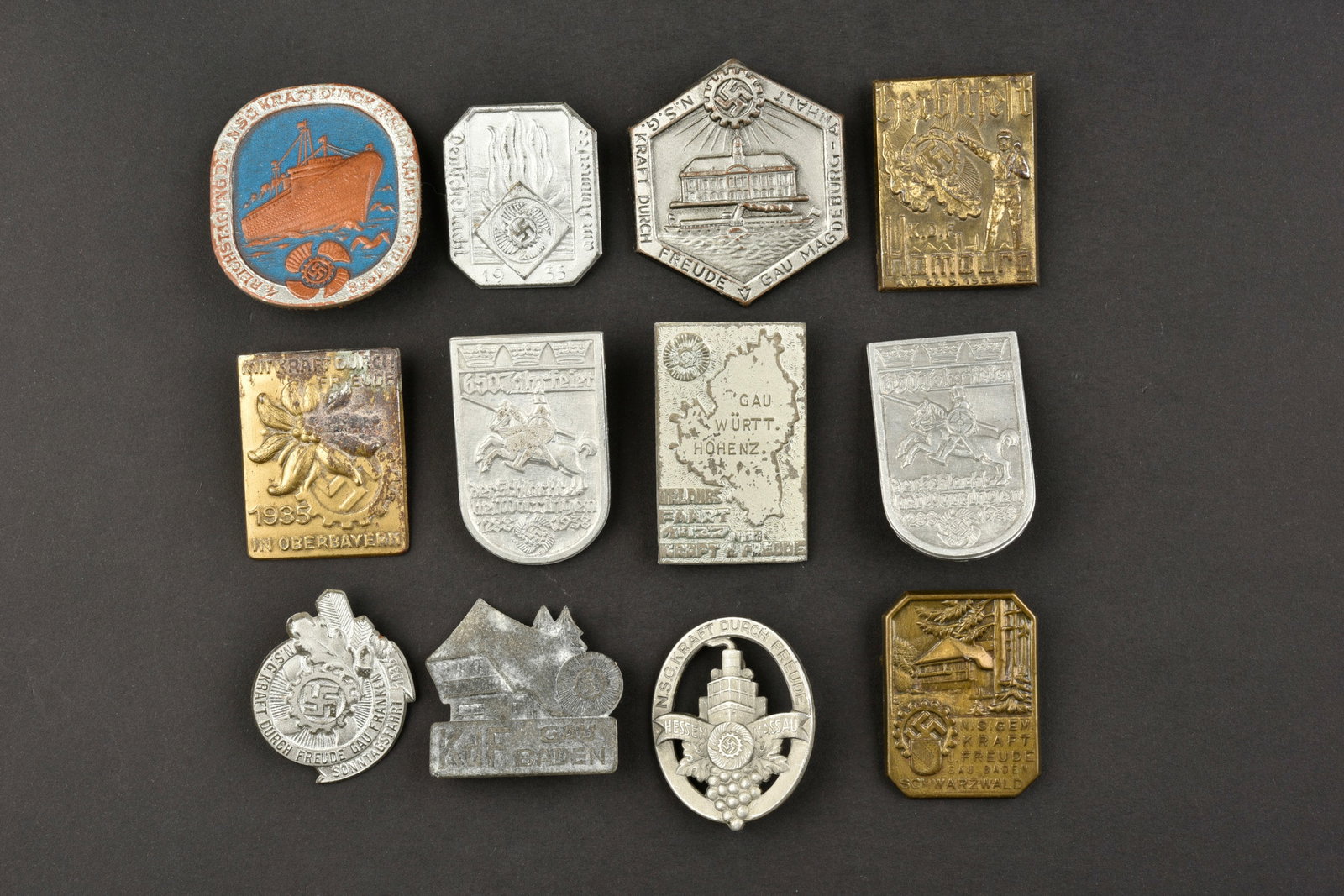 Insignes NSKDF. NSKDF insignia.: Insignes NSKDF. Comprenant un insigne Gau Wurtt Hohenz, attache complete, fabrication Hornlein Gmund. Un insigne en cuir NSKDF Hamburg 1938, attache complete, fabrication Friedrich Leipzig. Un insigne