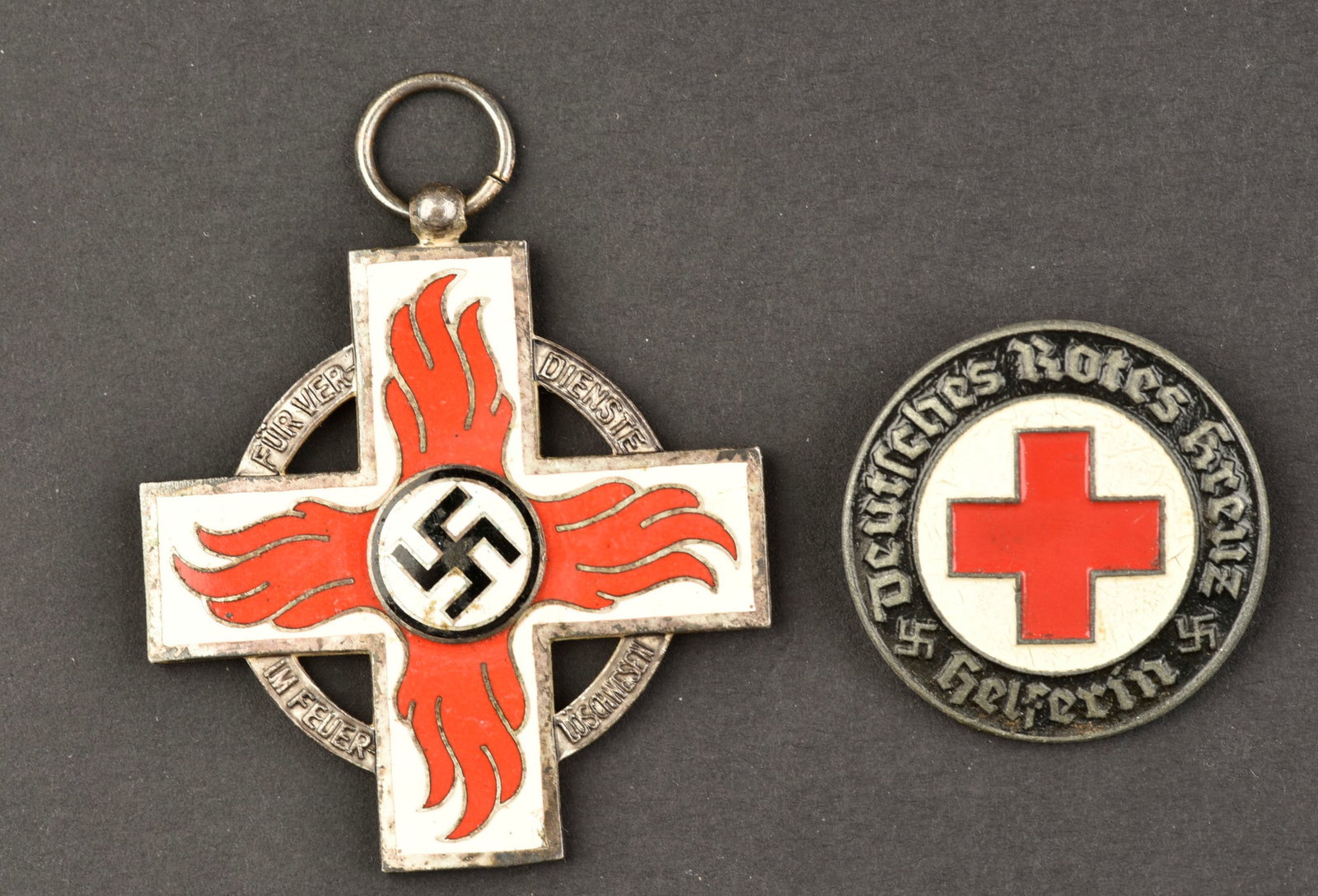 Medaille des pompiers du Reich. Fireman's medals.: Medaille des pompiers du Reich. En metal emaille, marque Fur Verdienste im Feuer, attache complete, sans marquages fabricant visibles. Un insigne DRK en metal peint, attache complete, marquages Ges Ge