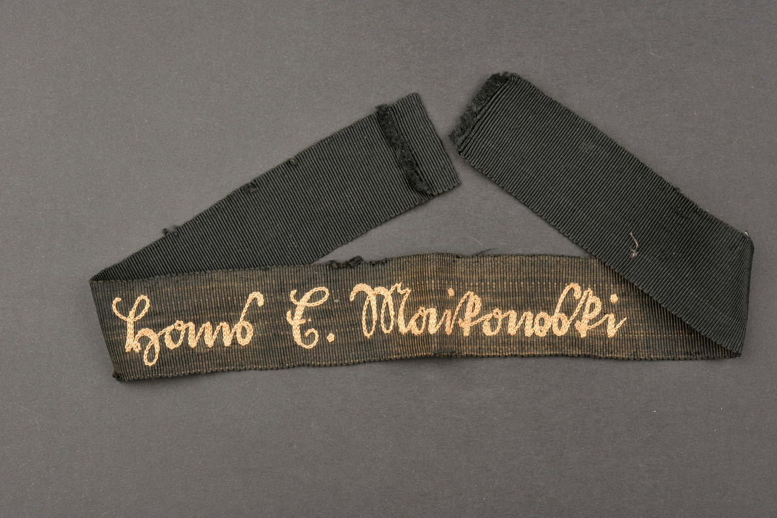 Bande de bras Maikowski. Maikowski cuff tittle.: Bande de bras Maikowski. Bande de bras en passementerie de type precoce, broderie en point de chainette. Incomplete. Bande honorifique Hans E Maikowski pour la SA Standarte 1 Munchen. Maikowski est mo