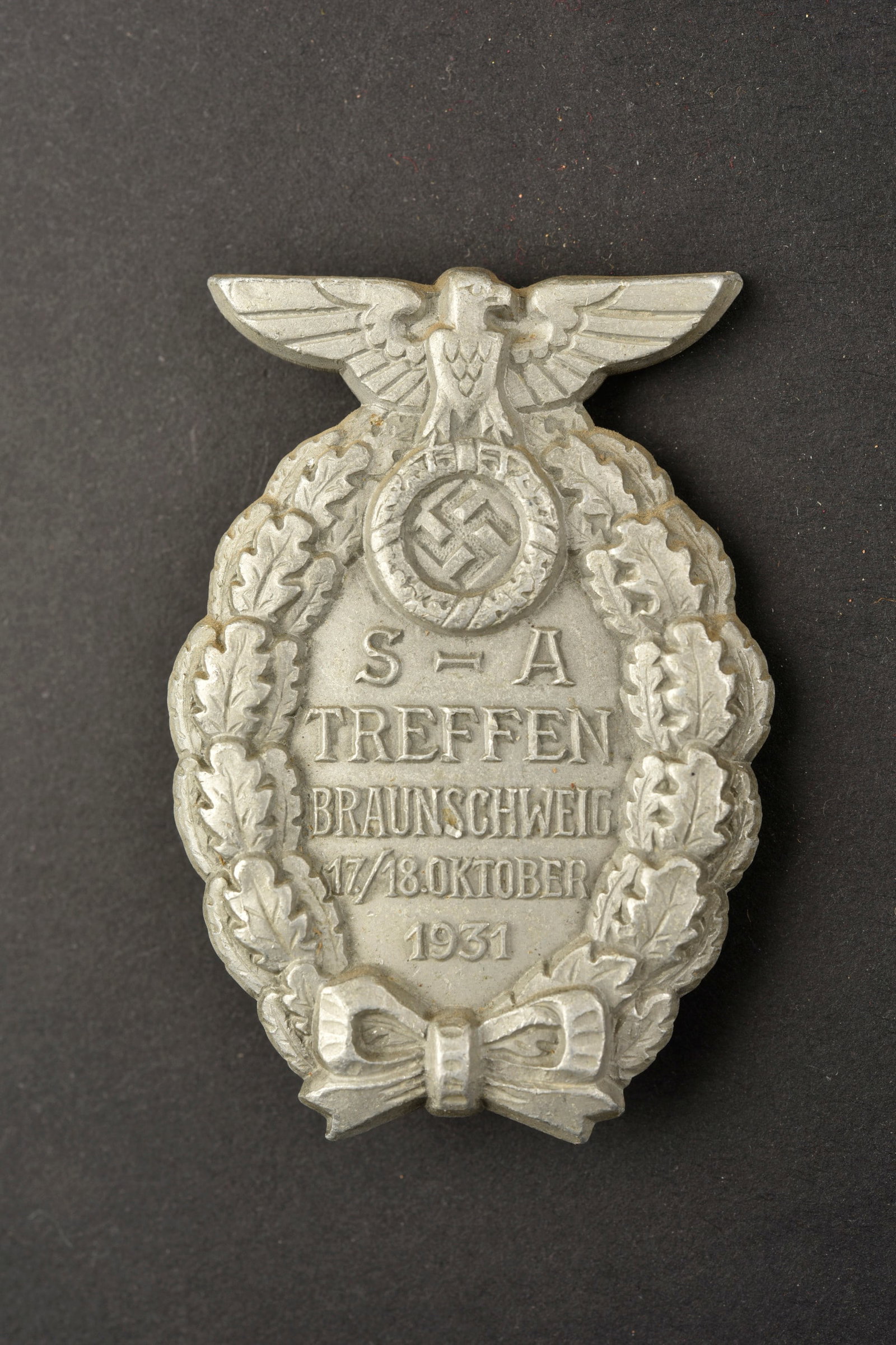 Insigne Braunschweig. Braunschweig insignia.: Insigne Braunschweig. En aluminium plein. Marquages SA Treffen Braunschweig 17/18 Oktober 1931. Attache complete. Fabrication RZM M1/63, correspondant au fabricant Steinhauer & Luck, Ludenscheid. A no