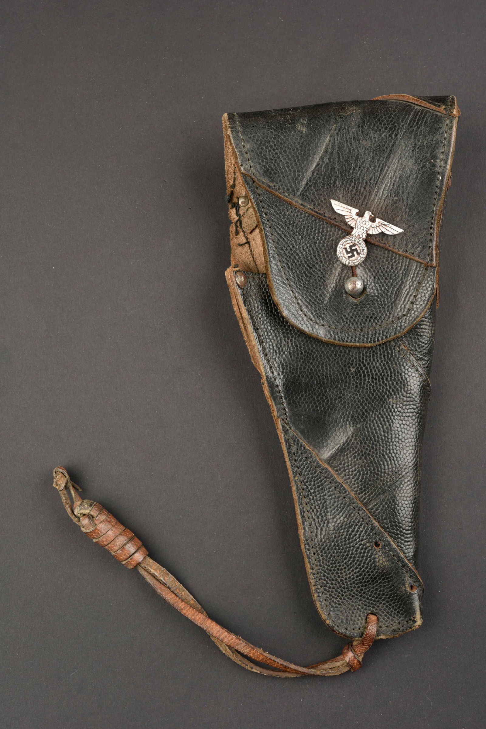 Holster de Colt 45. Colt 45 holster.: Holster de Colt 45. Modele artisanal, realisation terrain a partir d'un holster de P38. Aigle de coiffure SA, fixe sur le rabat. A noter une certaine usure et patine de la piece. Etat II+. Colt 45 hol