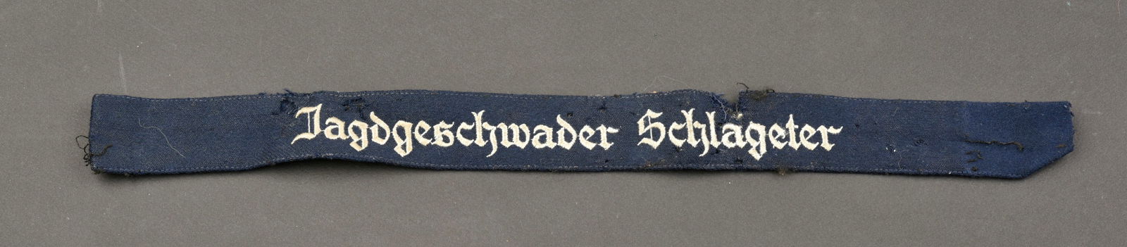 Bande de bras Schlageter. Schlageter cuff tittle.: Bande de bras honorifique du Jagdgeschwader Schlageter. Jagdgeschwader 26, escadrille de chasseur. Apres avoir combattu dans l'armee allemande au cours de la premiere guerre mondiale, Albert Leo Schla