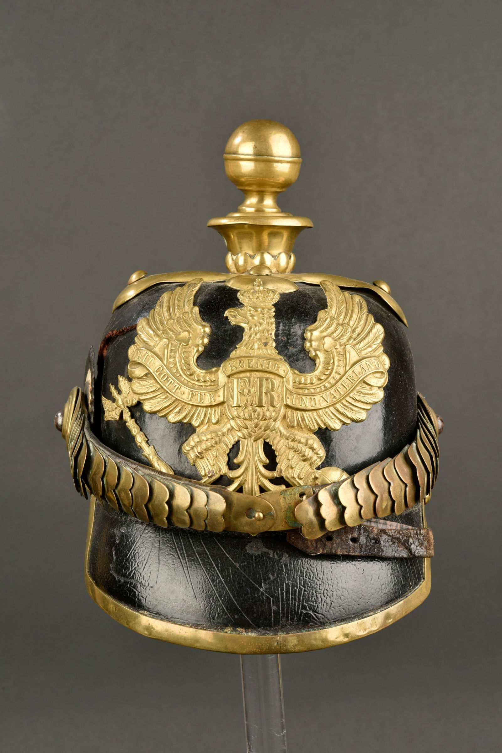 Casque artilleur M1860. M1860 Artillery helmet.: Casque d artilleur M 1860. Coque en cuir vernie. Plaque prussienne. Mod ele d artilleur. La boule n est pas d emontable. Cocarde en m etal noir et blanche. Jugulaire en ecailles dor ees. Coiffe en cui