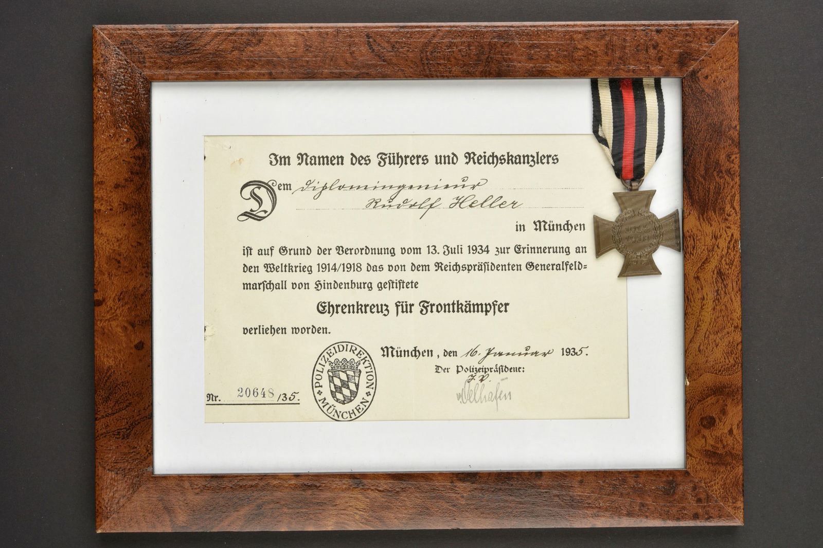 Diplome WWI. WWI diploma.: Diplome de la m edaille 1914/1918. En papier, emanant de la Polizeidirektion Munchen, dat e 1935. M edaille pr esente. A noter une certaine usure et patine des pi eces, sous cadre moderne. Etat II+. 1