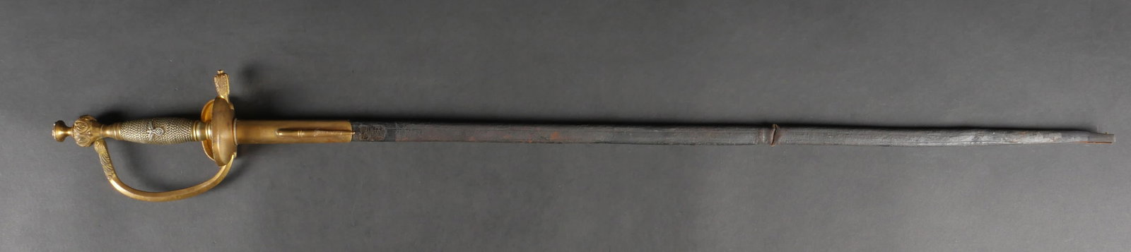 Ep ee officier allemand. German officer sword.: Ep ee d officier allemand. Garnitures en m etal dor e. Poign ee recouverte de filigrane argent. Garde a clapet mobile. Pommeau disposant d une t ete de mort et la poign ee d un aigle allemand. Ces ins