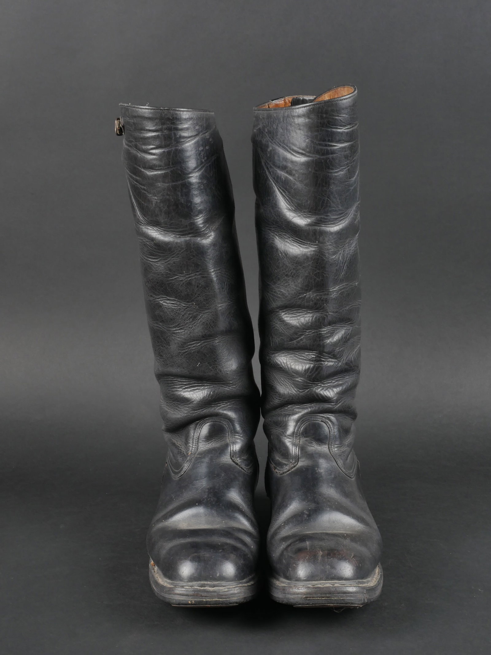 Bottes d officier allemand. German officer boots.: Bottes d officier allemand. Paire homog ene en cuir noir. Boucle de r eglage pr esente. Sans marquages visibles. Talon en caoutchouc noir, fabrication Continental. Semelles en cuir lisse. Approximativ