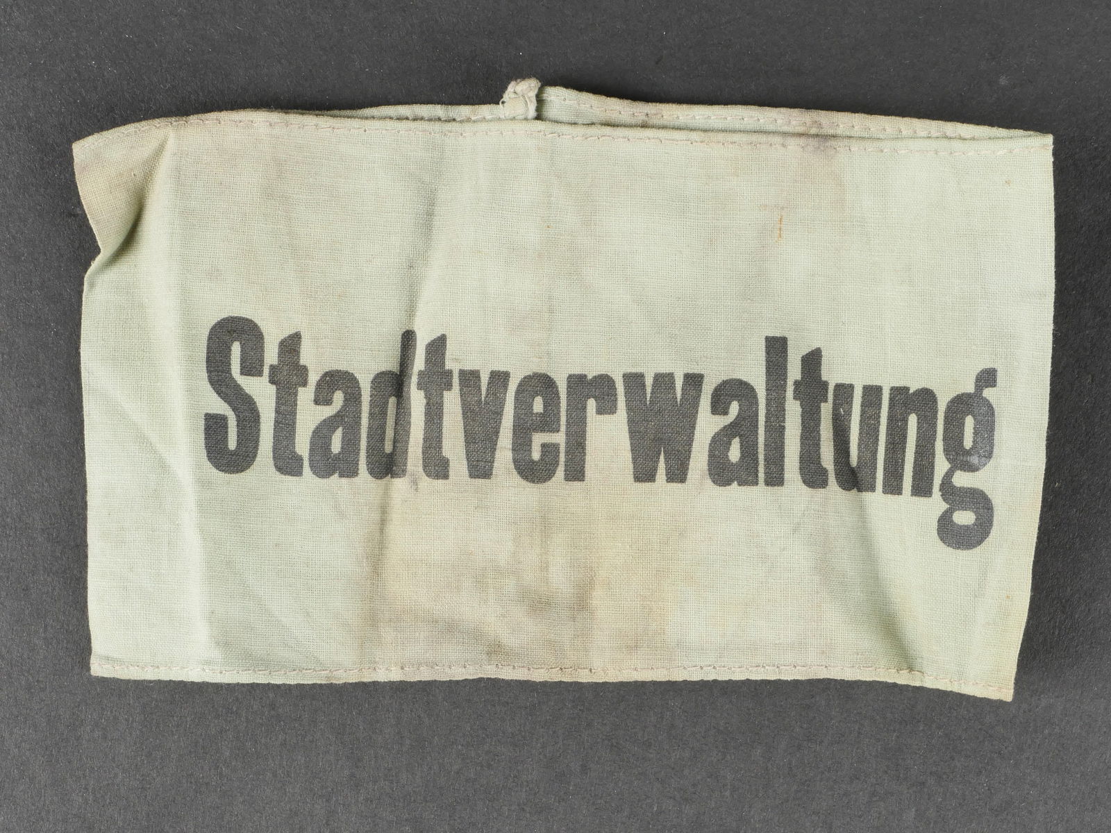 Brassard Stadtverwaltung. Stadtverwaltung armband.: Brassard Stadtverwaltung. En tissu coton vert. Marquage imprim e Stadtverwaltung. Sans marquages fabricant visibles. A noter une certaine usure et patine de la pi ece, ainsi que quelques taches. Etat