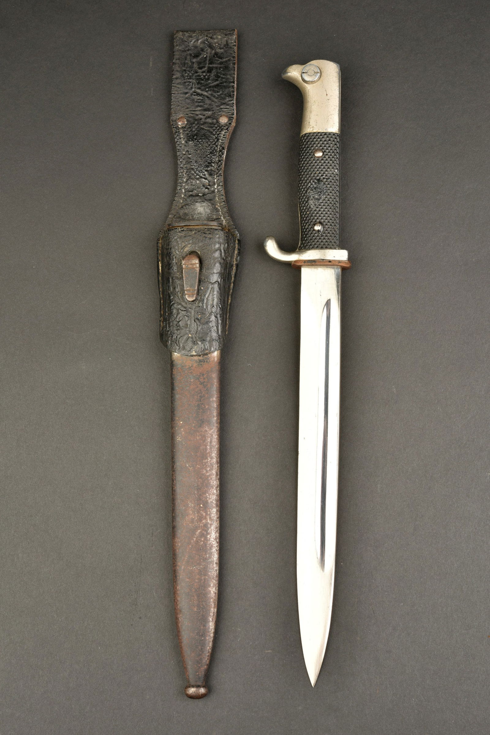 Baionnette allemande. German Bayonet.: Baionnette allemande. Garnitures en m etal nickel e, pr esentant quelques traces d usures et taches. Plaquettes en bak elite noire, quelques traces de colle visible sur une plaquette. Belle lame nicke