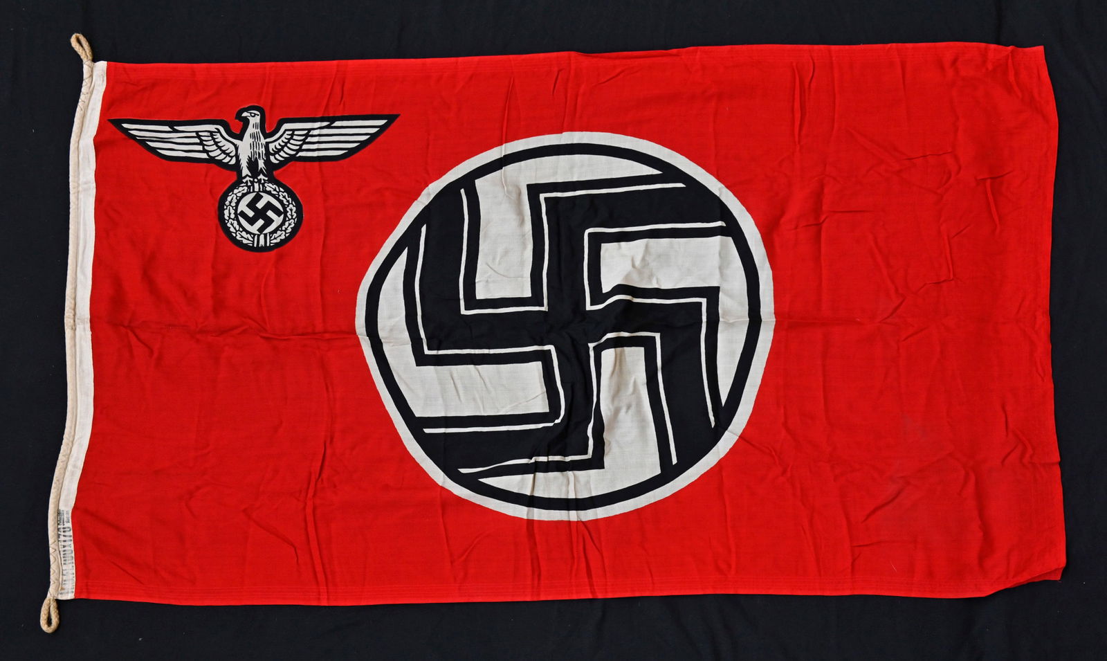 Drapeau allemand. German flag.: Drapeau allemand. En tissu coton rouge. Aigle allemand et symbole national imprim e. Biface. Les cordons de suspension au mat sont pr esents. Marquages RDFl 100 x 170 Schneider. Dimensions 100 x 170 c