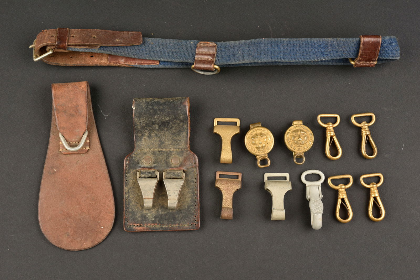 Accessoires pour dagues et ep ees. Dagger accessories.: Accessoires pour dagues et ep ees. Comprenant un ceinturon porte ep ee de la Kriegsmarine, en tissu bleu et cuir marron, fermeture compl ete. Un porte ep ee en cuir marron, marqu e Landes Lieperungsge