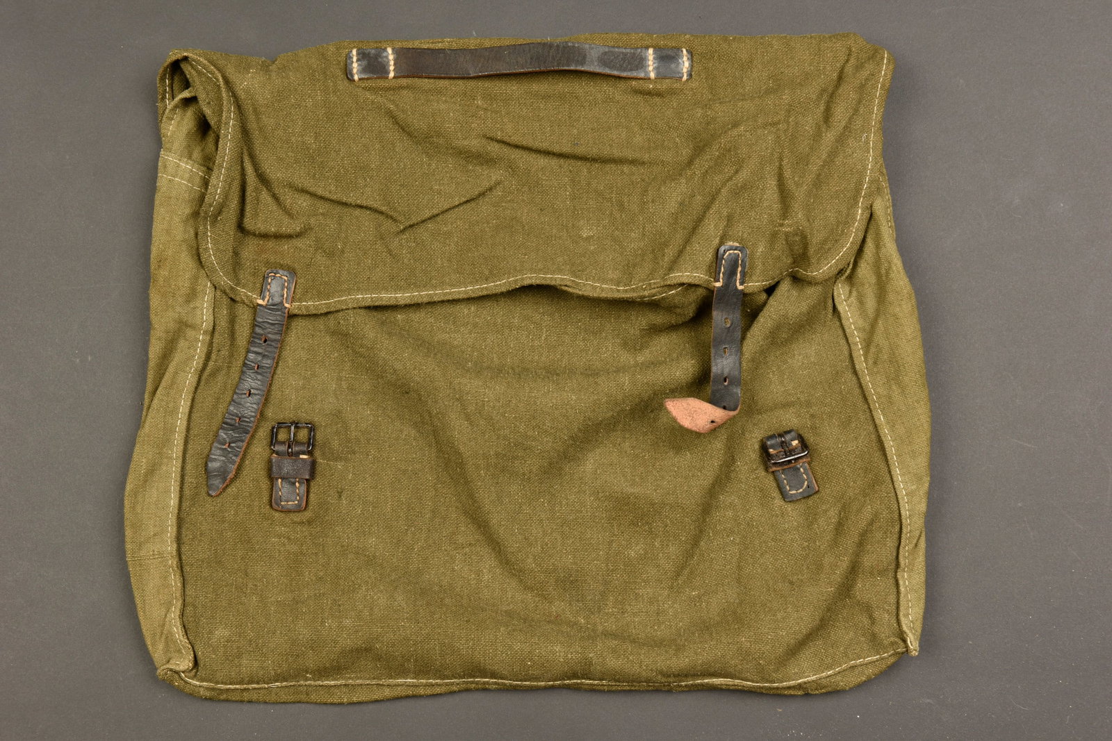 Sacoche officier allemand. German officer bag.: Sacoche pour officier de la Heer. En forte toile Feldgrau et cuir noir. Poign ee de transport en cuir noir. Sans marquages visibles. A noter une l eg ere usure et patine de la pi ece, ainsi que de dis