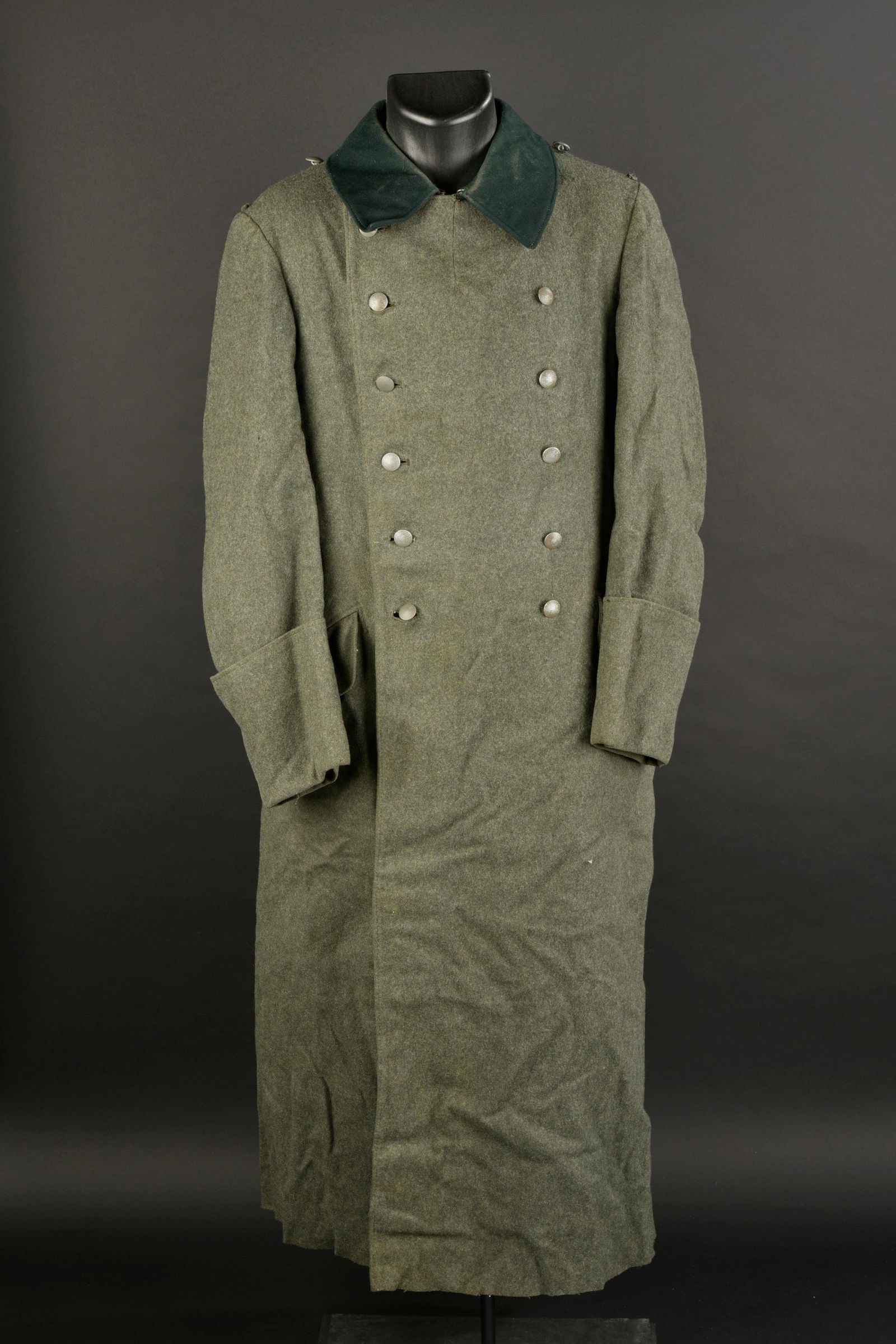 Manteau de la Heer. German Heer coat.: Manteau de la Heer. En epais drap Feldgrau. Tous les boutons sont pr esents et majoritairement en couleur d origine. Col couleur vert canard. D epourvue d insigne. Int erieur doubl e en tissu coton ma