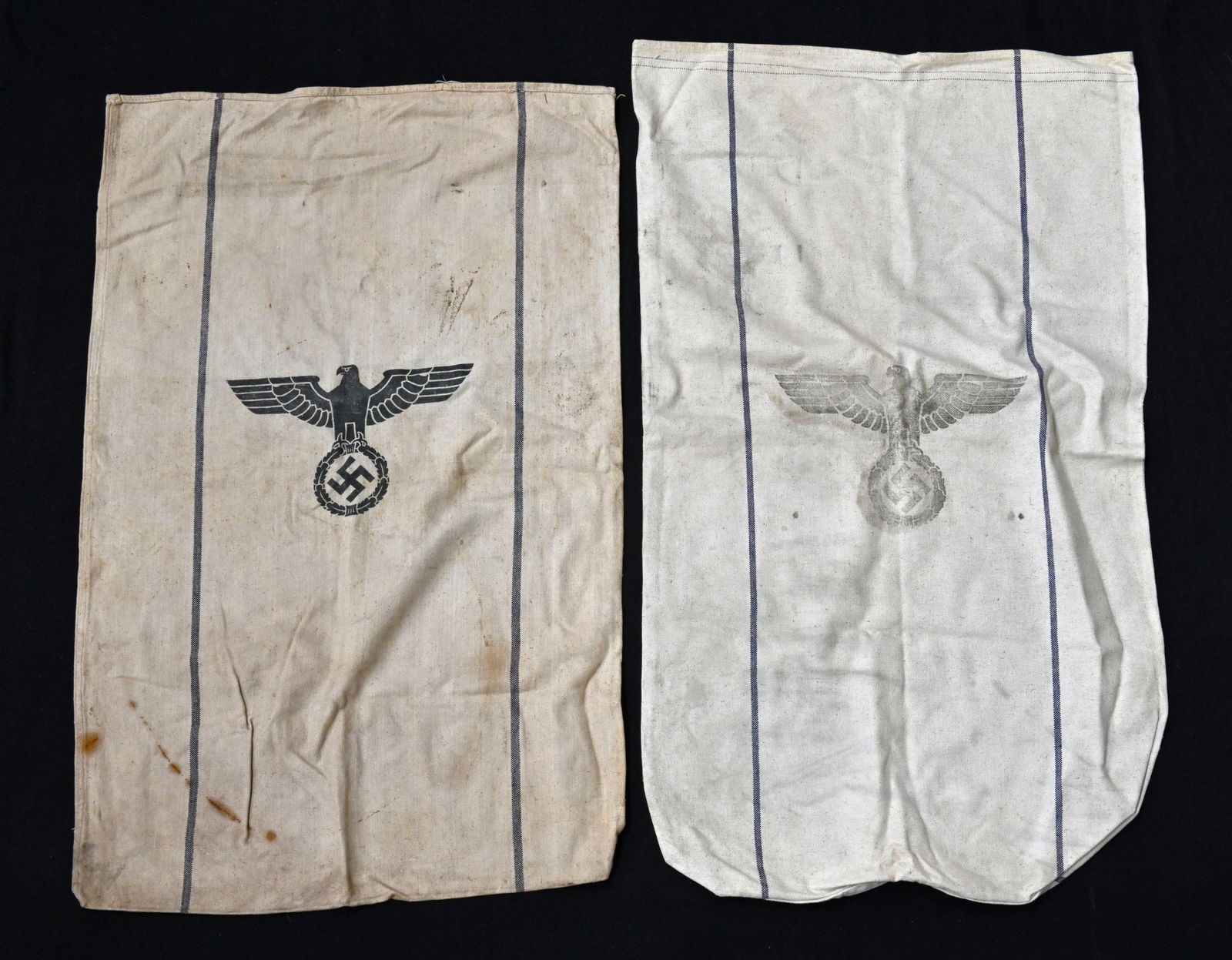 Sacs a denr ee. Commodity bags.: Sacs a denr ees. En forte toile ecrue et bleue. Beaux aigles allemand, marquages HVpfl 1941 et 1942. A noter une certaine usure et patine de la pi ece, ainsi que des taches et accrocs. Etat II+. Food