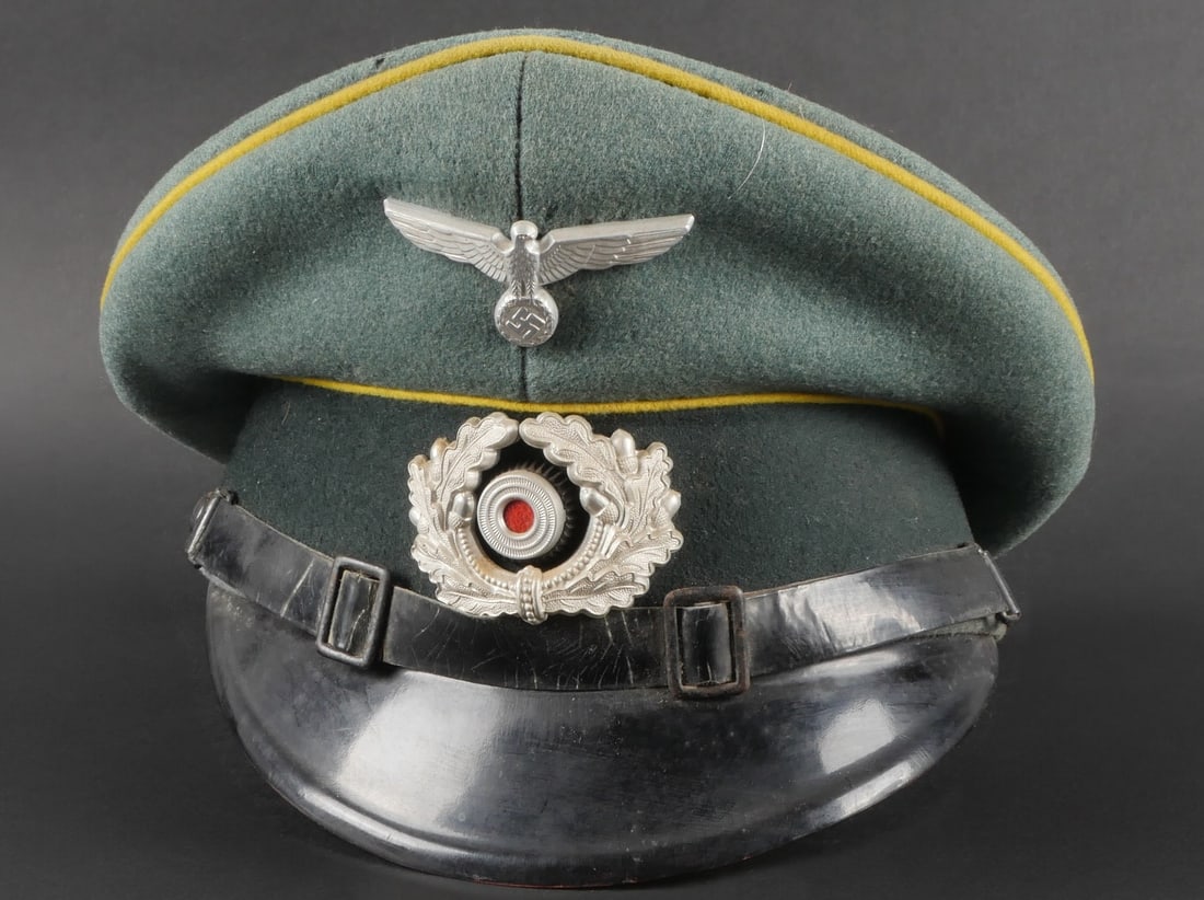 Casquette de cavalerie. German cavalry cap.: Casquette de sous-officier de cavalerie. En drap Feldgrau, triple liser e jaune d or. Bandeau en velours vert. Insignes m etalliques. Les insignes n ont pas et e d emont es afin de v erifier les attac