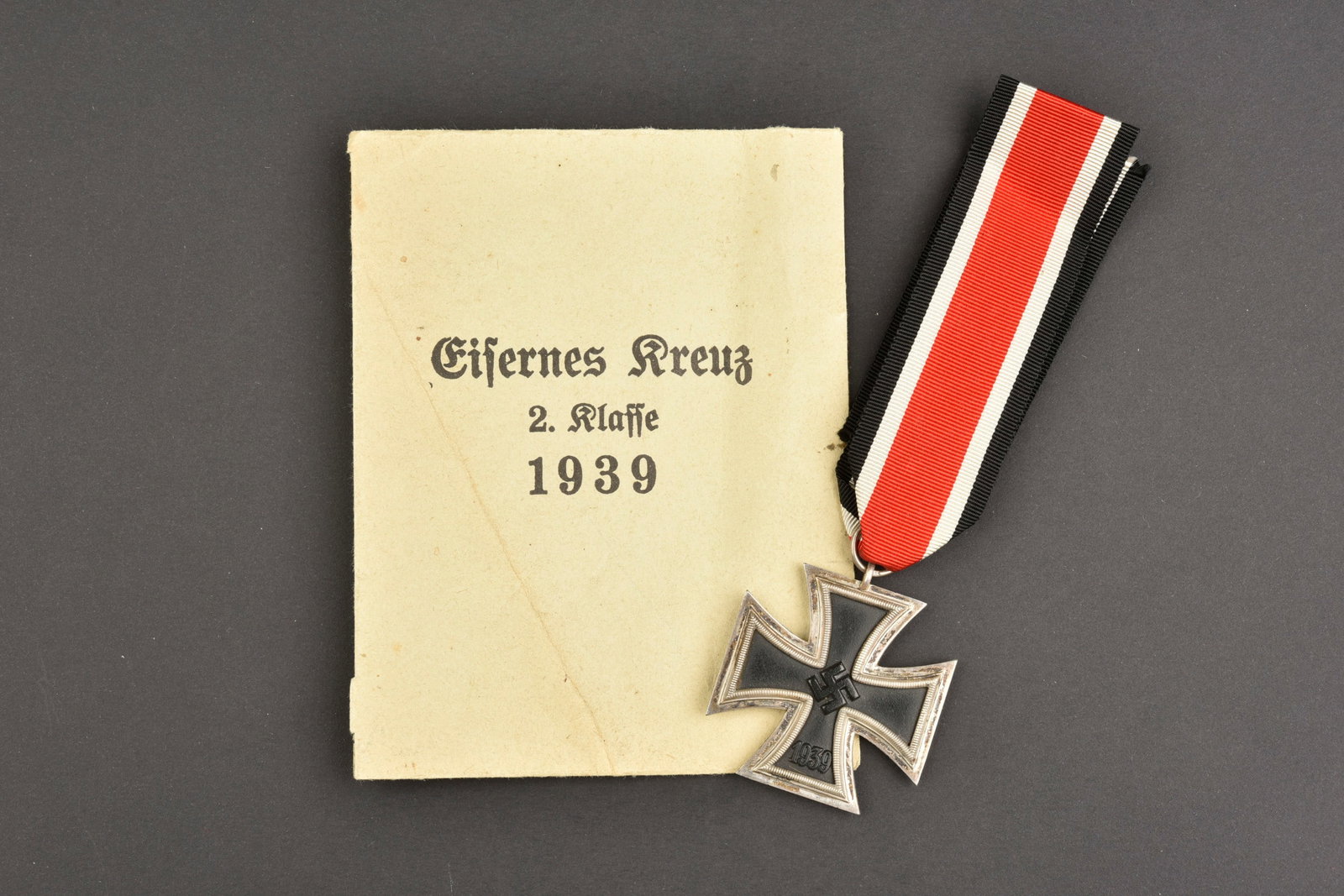 Croix de fer 2nd classe. Iron cross.: Croix de fer de seconde classe. Croix de fer de seconde classe, fabrication en trois parties, quelques marques d oxydation, ruban complet. Code fabricant 333. Enveloppe en papier cartonn e, marqu e Ei