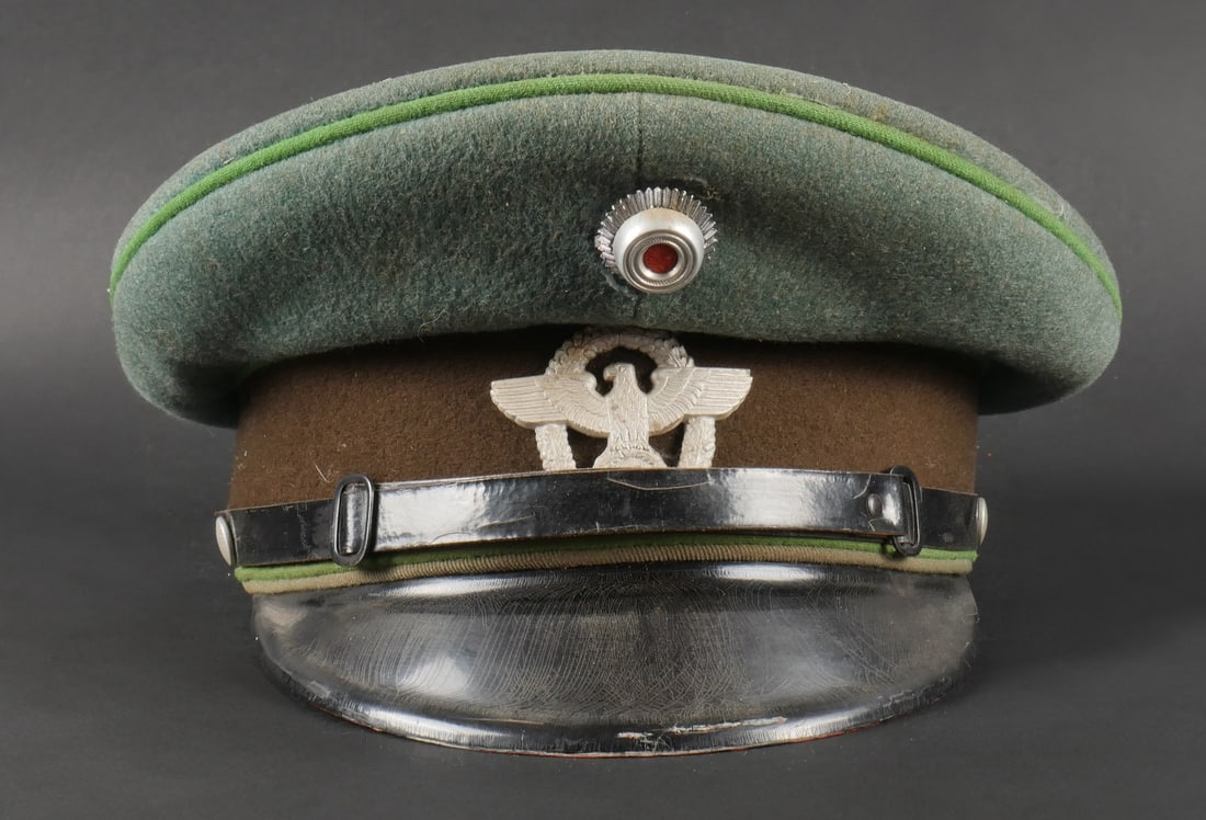 Casquette Gendarmerie. Gendarmerie cap.: Casquette Gendarmerie. En drap gris vert. Triple liser e vert prairie. Insignes m etallique. Les insignes n ont pas et e d emont es afin de v erifier les attaches. Bandeau en drap marron. Fausse jugul