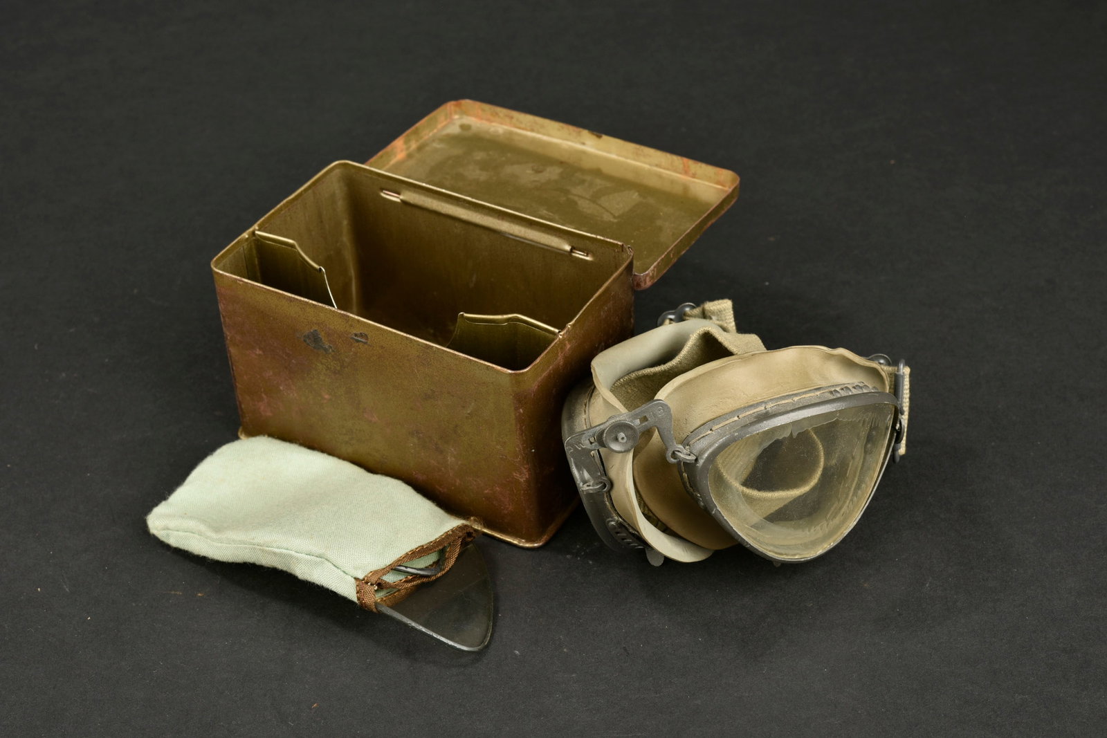 Lunette de motocycliste. Motorcycle glasses.: Lunettes de motocycliste. Belle boite en m etal, partiellement oxyd e. Les racks interne sont pr esents. Les verres de rechange sont pr esents, et dans leur housse en toile verte. Lunettes compl etes,