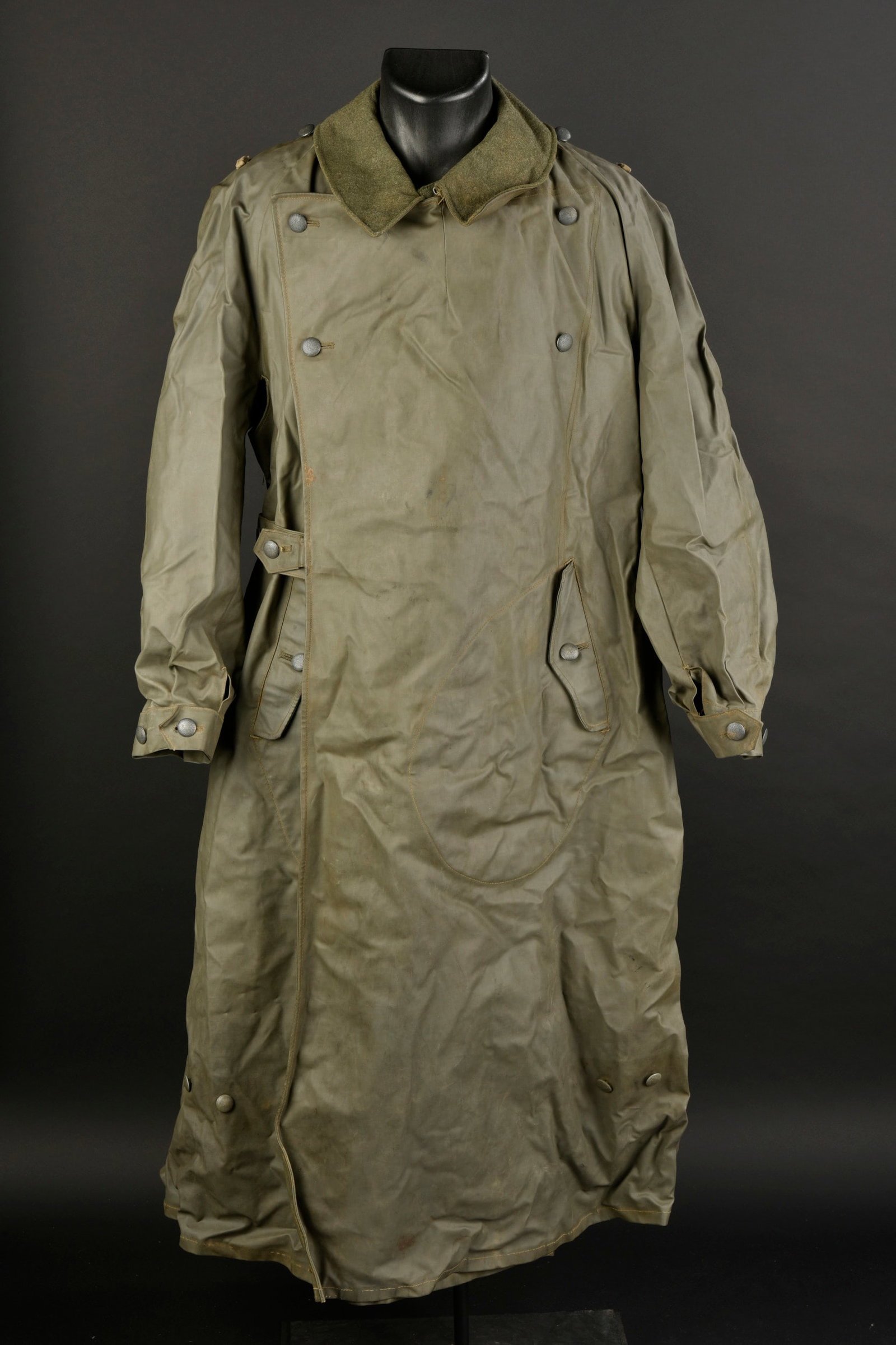 Keppler allemand. German motorcycle coat.: Keppler allemand. En toile caoutchout e Feldgrau, tr es souple. Tous les boutons sont pr esents. Col doubl e en drap Feldgrau. Doublure abim ee. Sans marquages visibles. A noter une certaine usure et 
