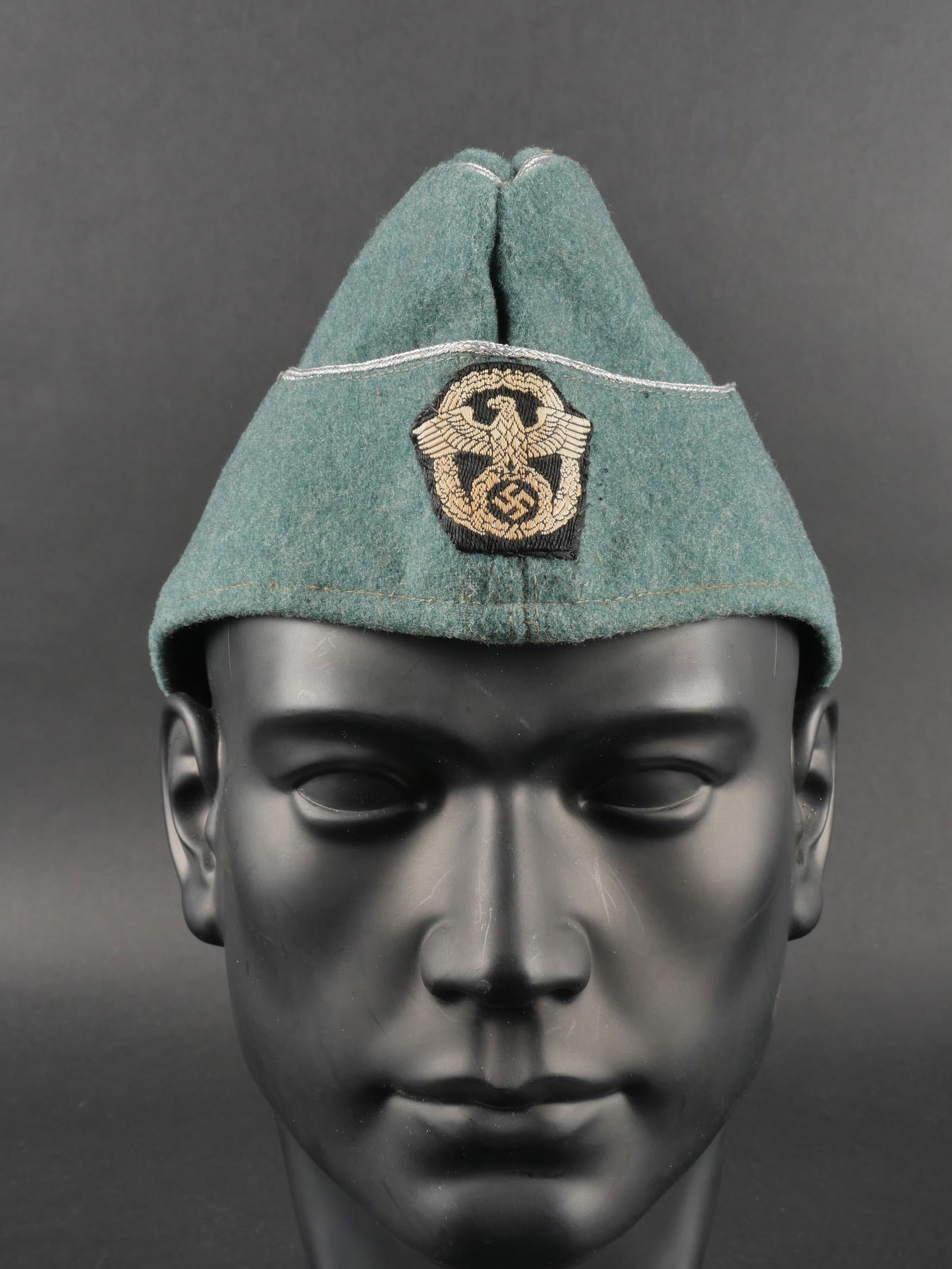 Calot officier Polizei. Police officer caps.: Calot officier Polizei. En drap gris vert. Liser e argent pour officier. Insigne Polizei Bevo, remont e. Int erieur doubl e en tissu vert. Tampons marqu es Stadttheater Mainz 3049, taille 58. A noter