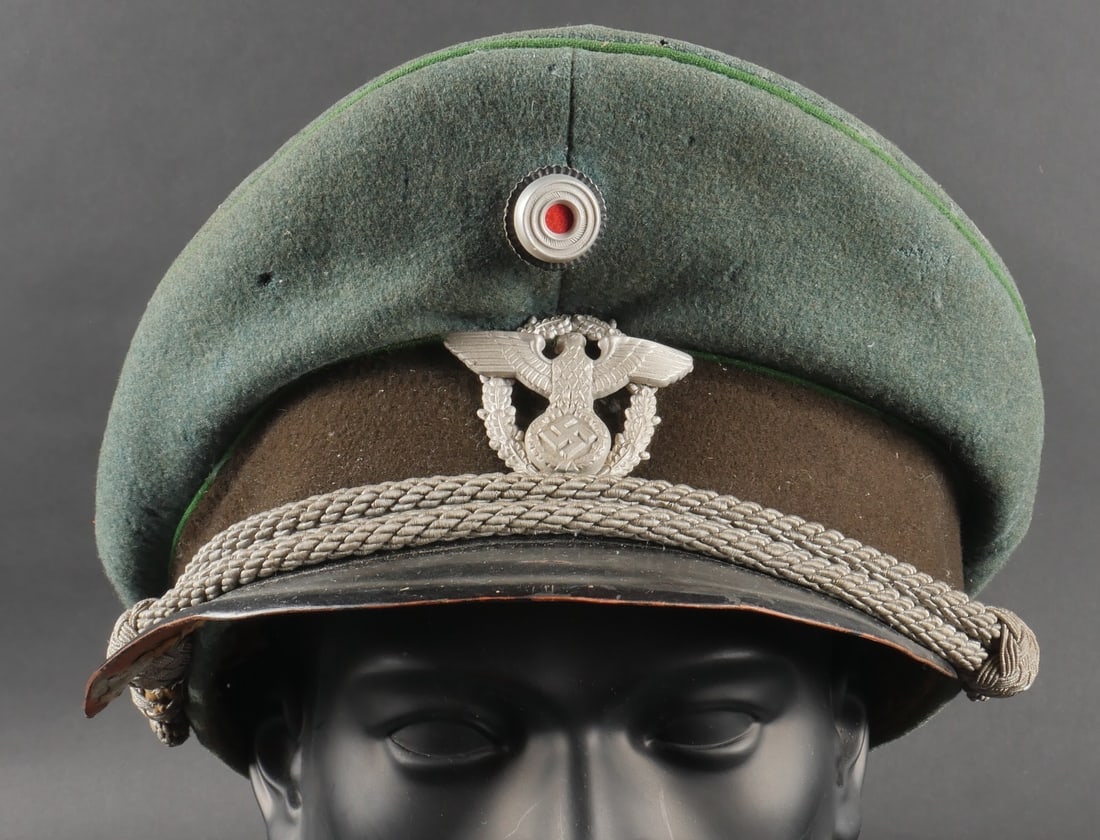 Casquette Polizei. Polizei cap.: Casquette Polizei. Mod ele pour officier. En drap gris/vert. Bandeau en drap marron. Insigne m etallique. Les insignes n ont pas et e d emont es afin de v erifier les attaches. Fausse jugulaire d offi